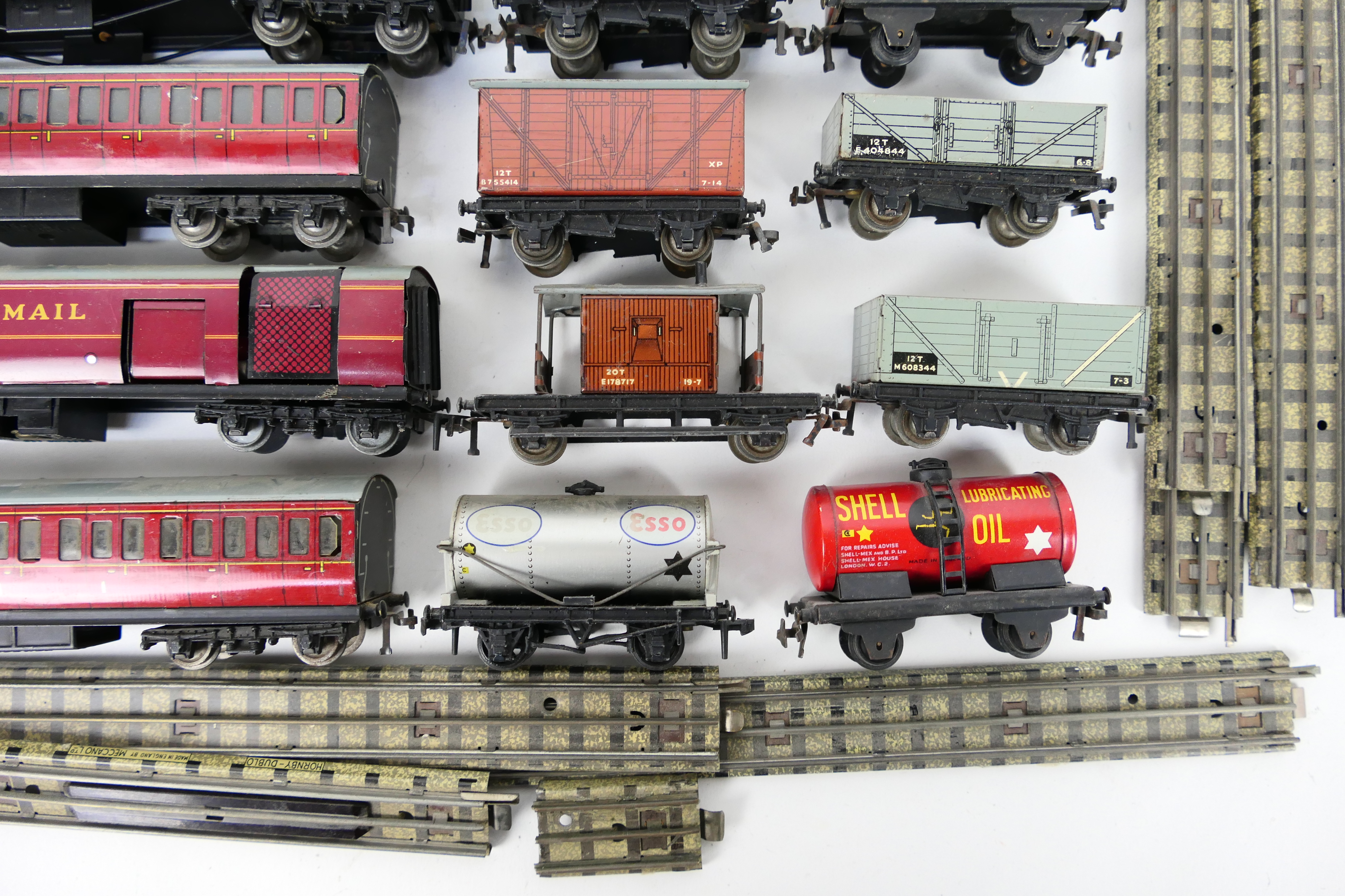 Hornby Dublo - Hornby - An unboxed group of Hornby Dublo OO gauge freight and passenger rolling - Image 5 of 5