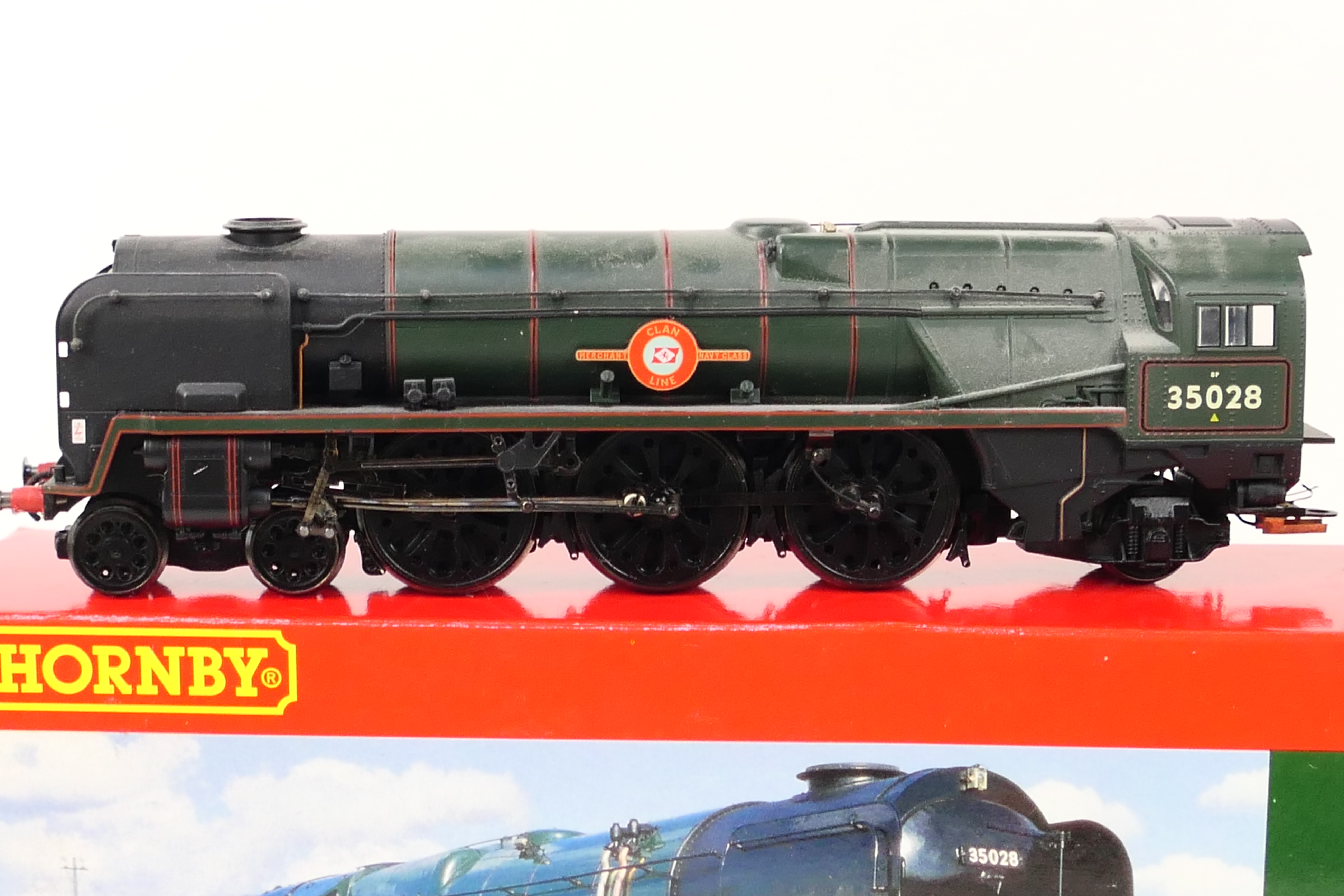 Hornby - A boxed Hornby SUPER DETAIL R2169 Merchant Navy Class 4-6-2 steam locomotive and tender Op. - Image 2 of 3