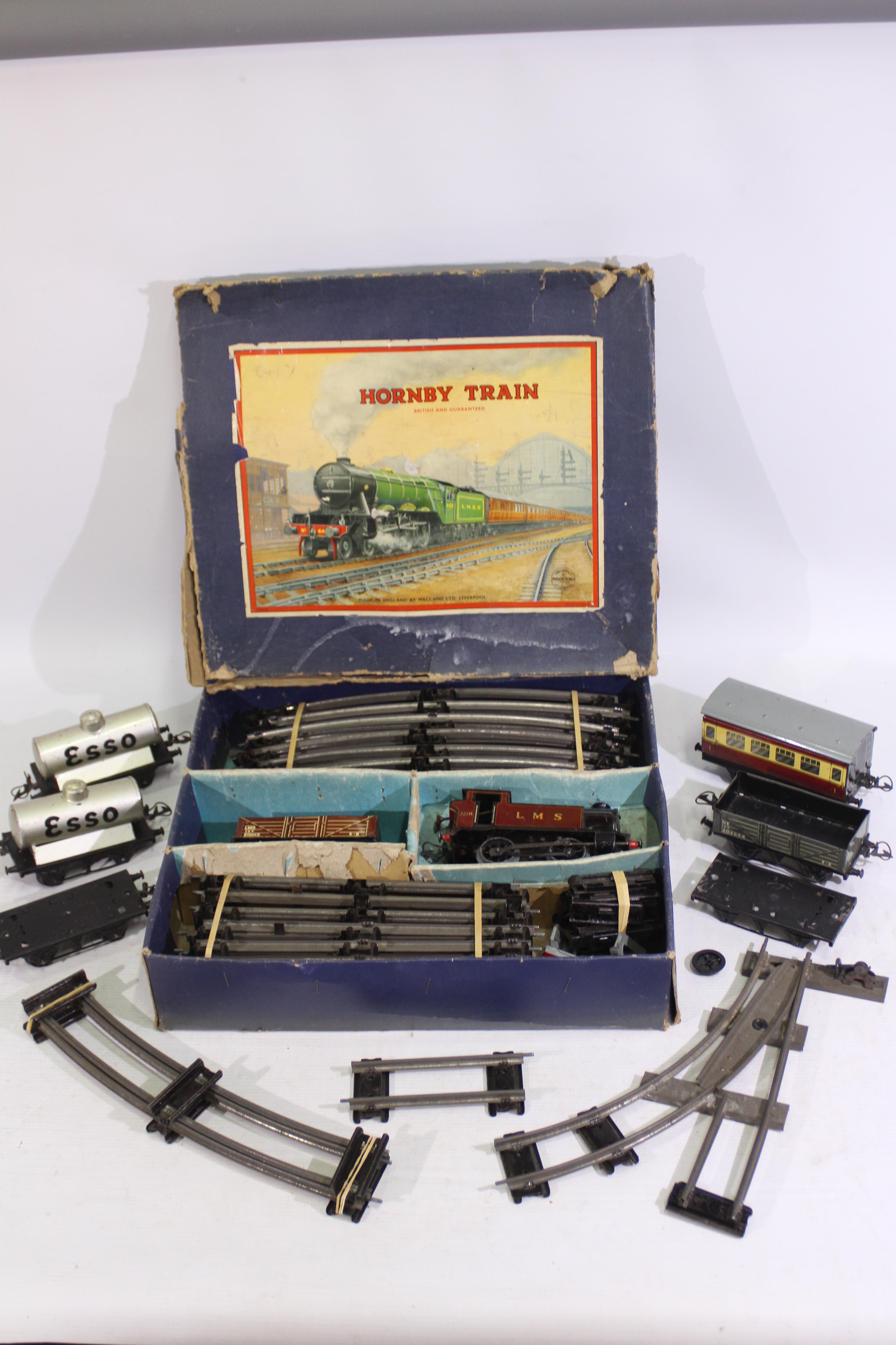 Hornby - A boxed clockwork tinplate O gauge Tank Goods Set # 201 with some extra track sections and - Image 2 of 8