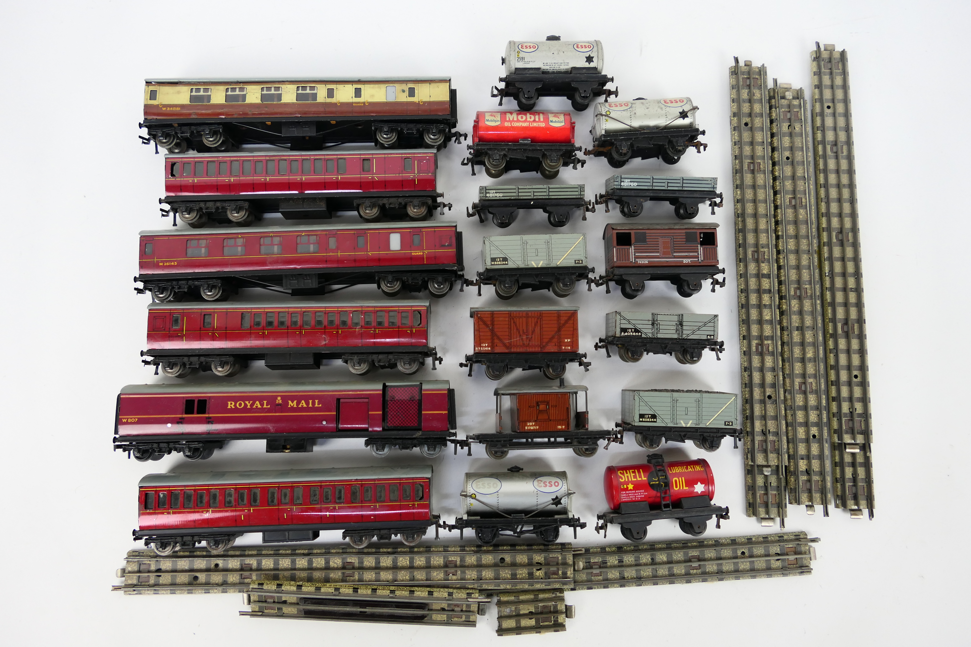 Hornby Dublo - Hornby - An unboxed group of Hornby Dublo OO gauge freight and passenger rolling