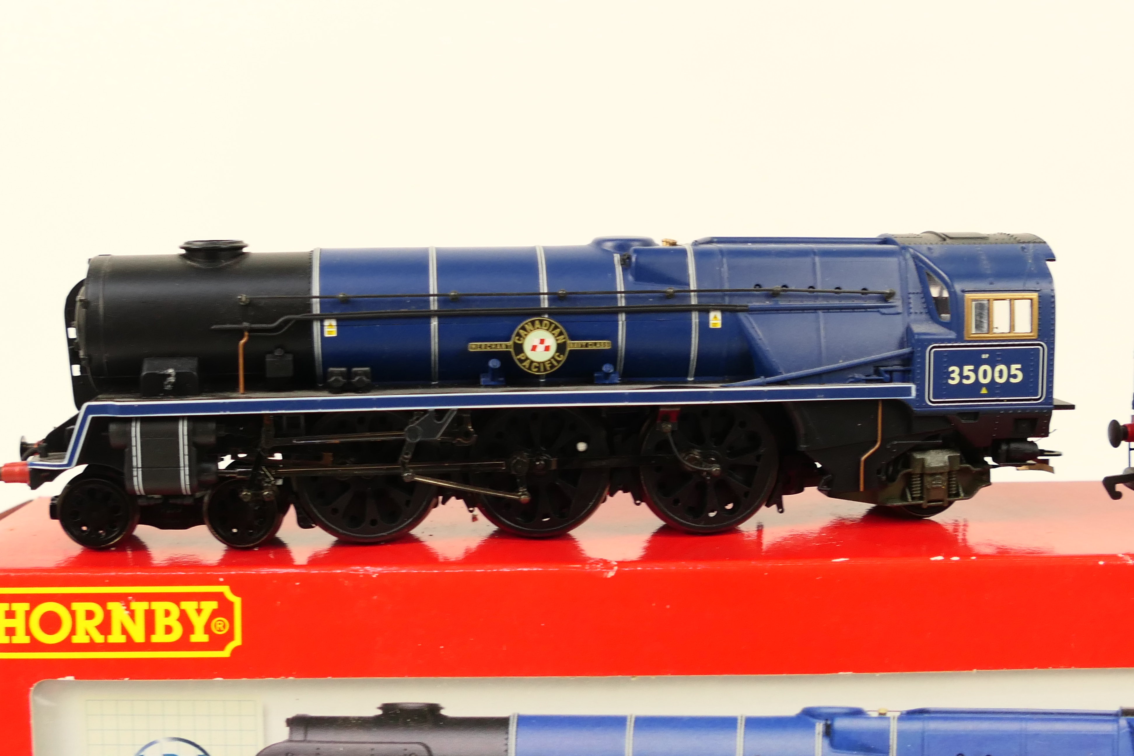 Hornby - A boxed Hornby SUPER DETAIL R2171 Merchant Navy Class 4-6-2 steam locomotive and tender Op. - Image 2 of 4