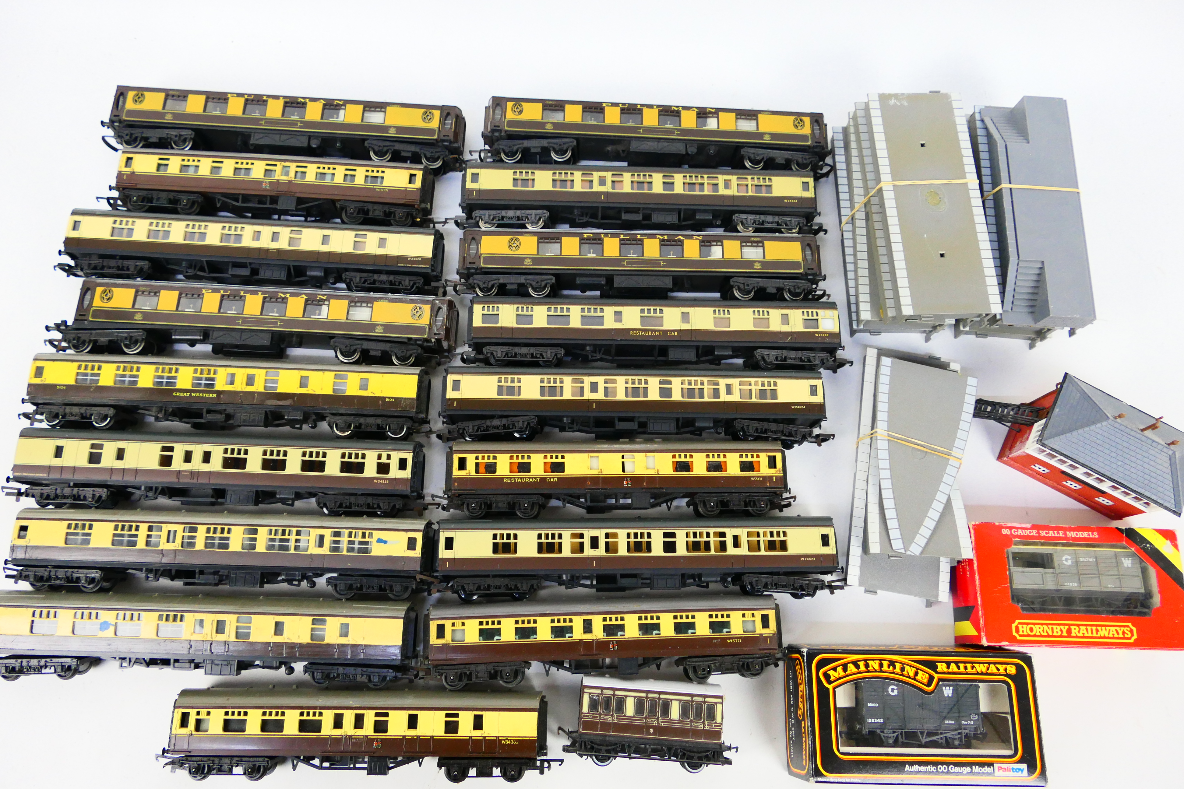 Hornby - Lima - Mainline - 18 x unboxed OO gauge coaches,