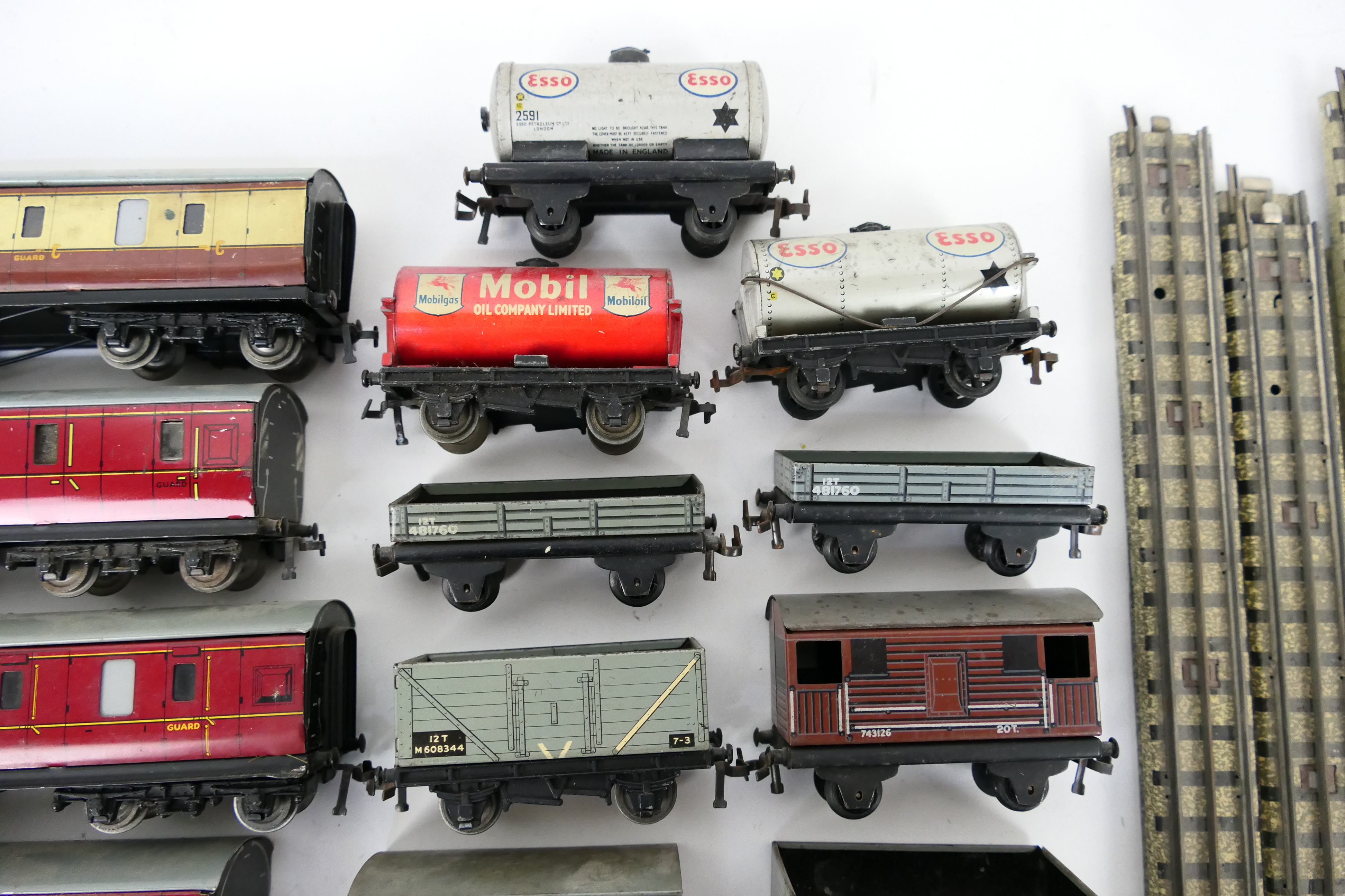 Hornby Dublo - Hornby - An unboxed group of Hornby Dublo OO gauge freight and passenger rolling - Image 2 of 5