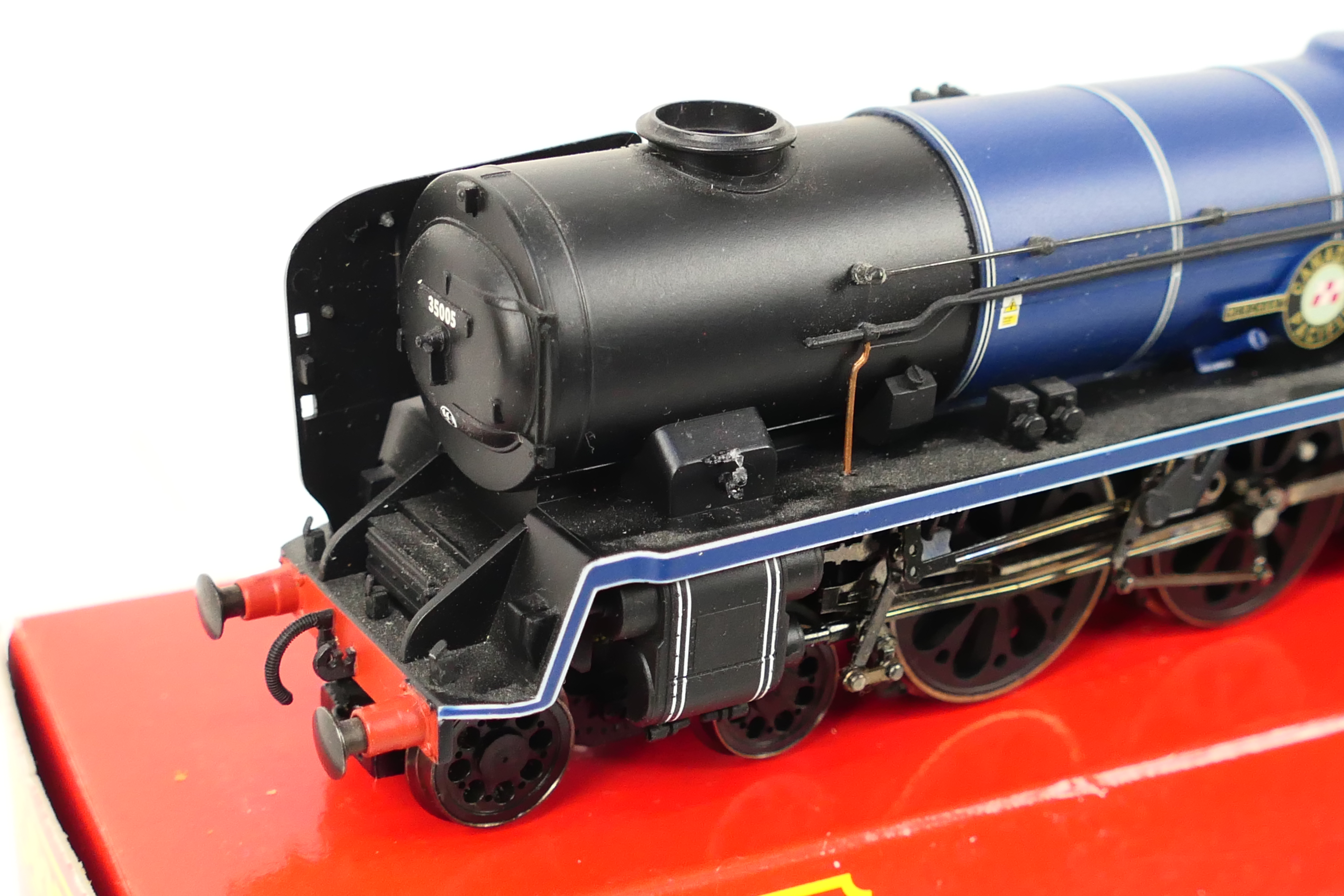 Hornby - A boxed Hornby SUPER DETAIL R2171 Merchant Navy Class 4-6-2 steam locomotive and tender Op. - Image 4 of 4