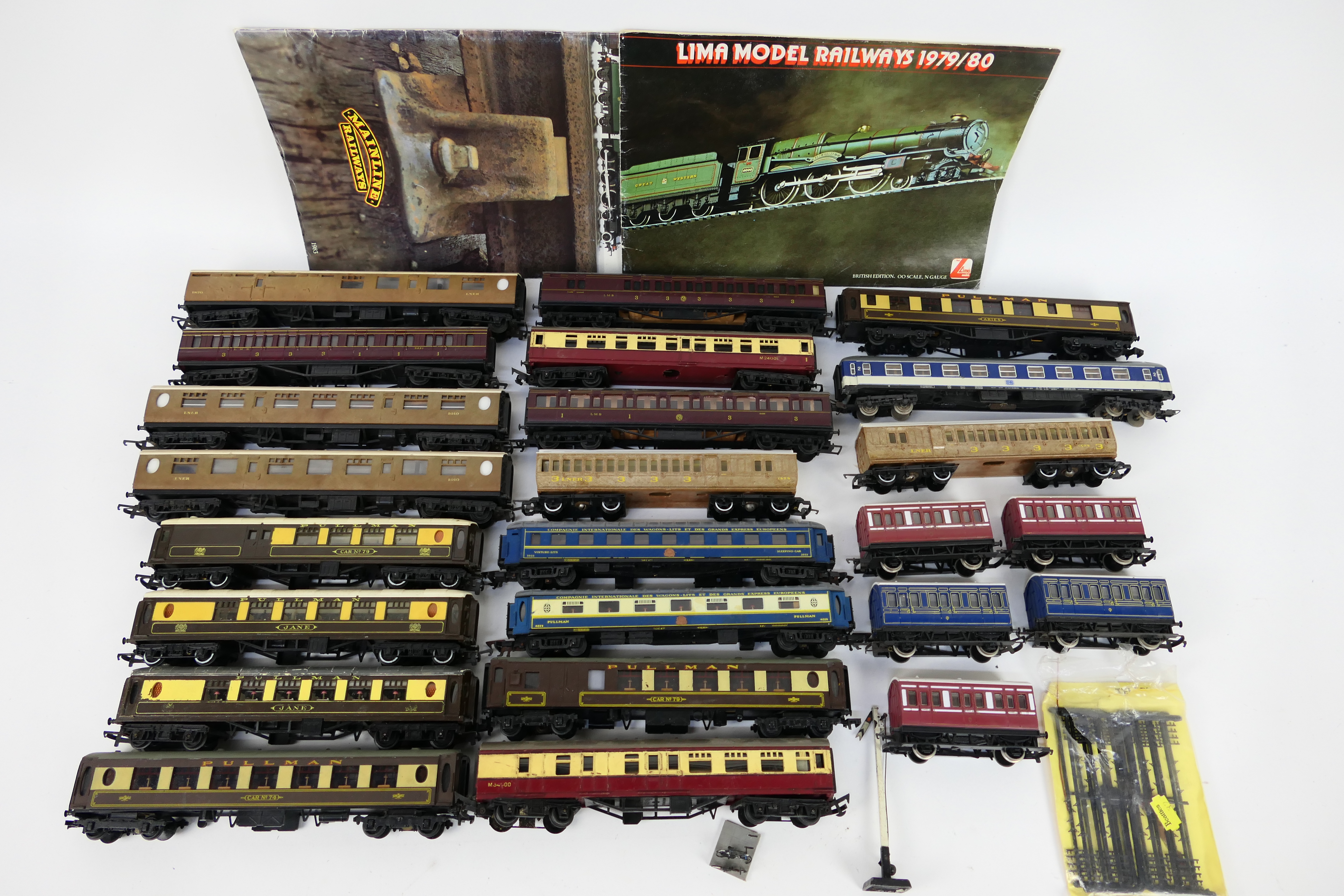 Lima - Hornby - Triang - Hornby Dublo - Others - An unboxed group of 24 OO / HO passenger coaches.