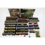 Lima - Hornby - Triang - Hornby Dublo - Others - An unboxed group of 24 OO / HO passenger coaches.
