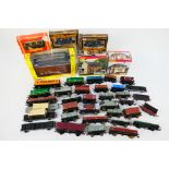 Hornby - Skaledale - Scenix - A collection of OO gauge items including boxed buildings,