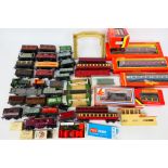 Hornby - Lima - A collection of OO gauge items including 4 x boxed coaches, a boxed Horse van,