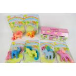 Hasbro - My Little Pony - A My Little Pony carry case dated 1986 with 6 x ponies, Applejack,