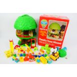 Palitoy - A boxed Family Tree House set with people and accessories # 36036.