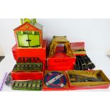Hornby - A collection of boxed O gauge accessories including Engine Shed, Tunnel, Viaduct,