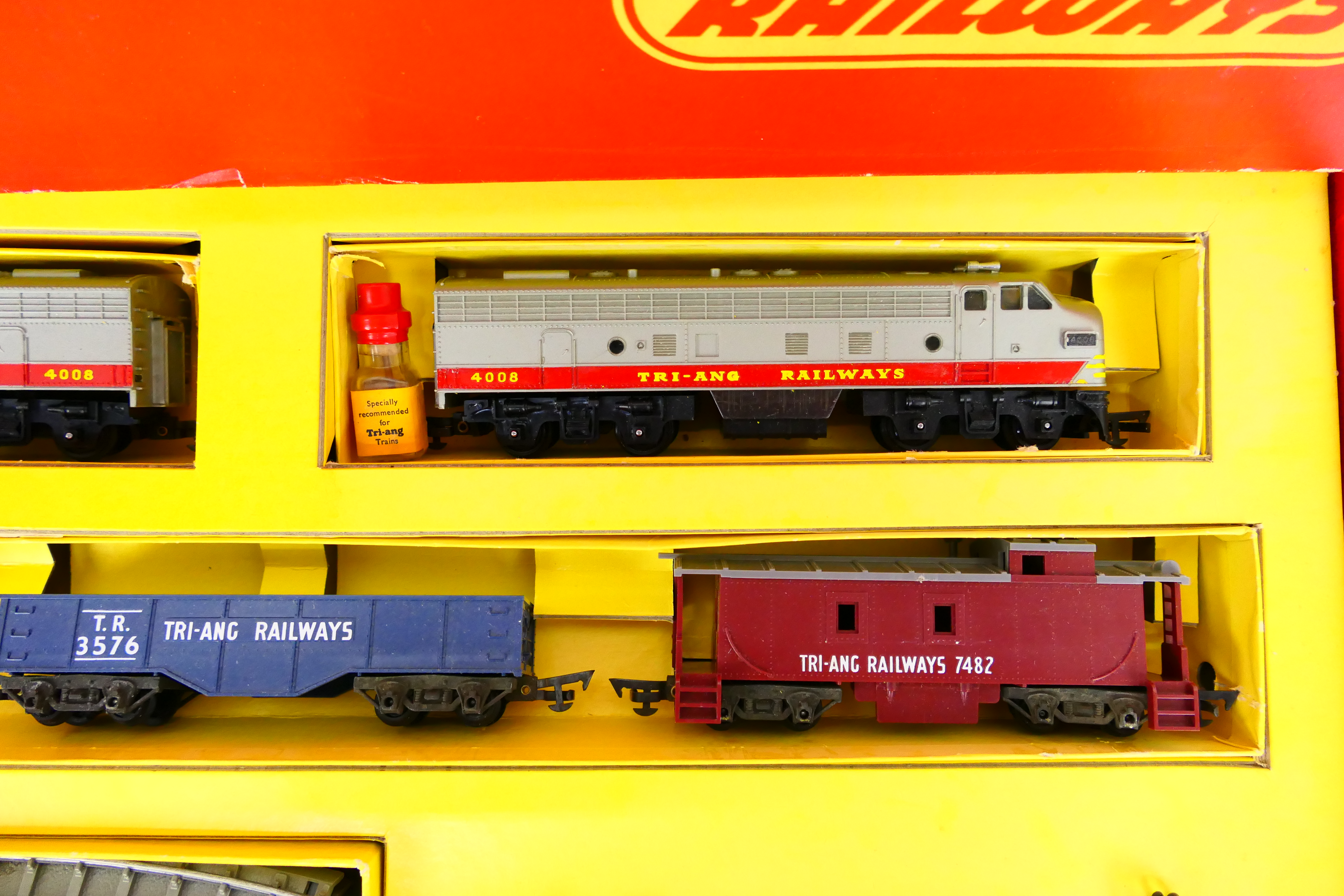 Tri-ang - An uncommon OO gauge electric 'RLX' train set with Transcontinental power and dummy locos - Image 4 of 7