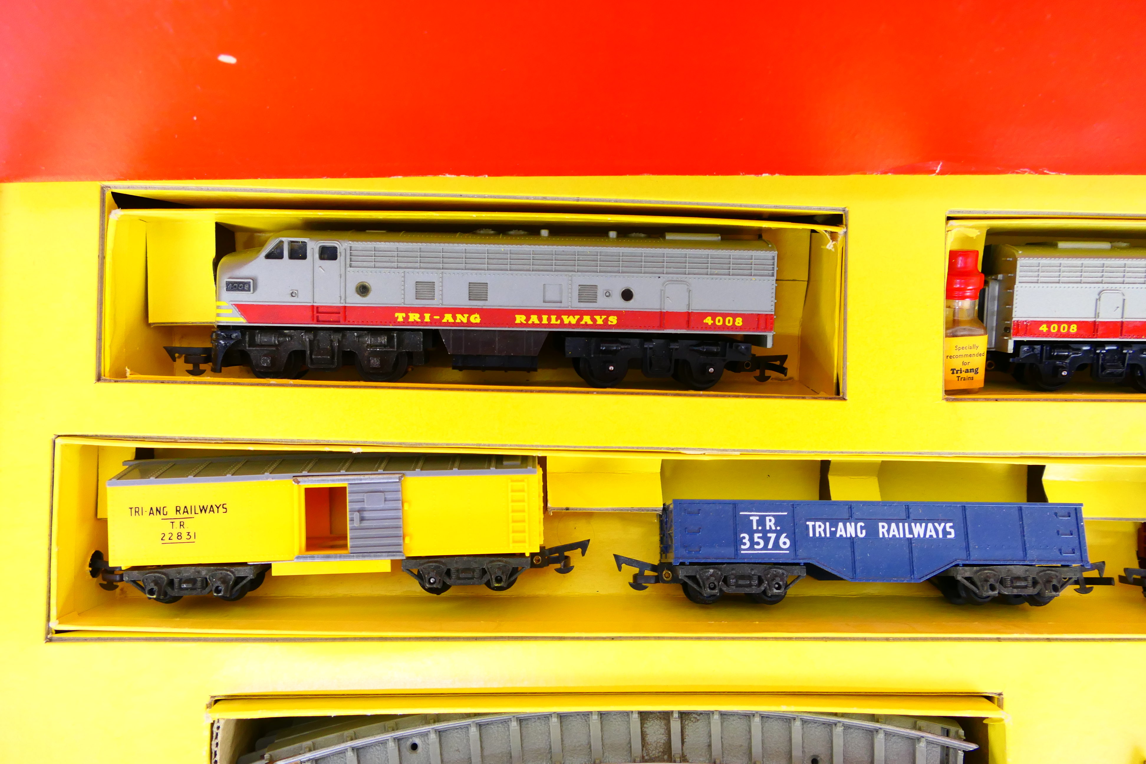 Tri-ang - An uncommon OO gauge electric 'RLX' train set with Transcontinental power and dummy locos - Image 3 of 7