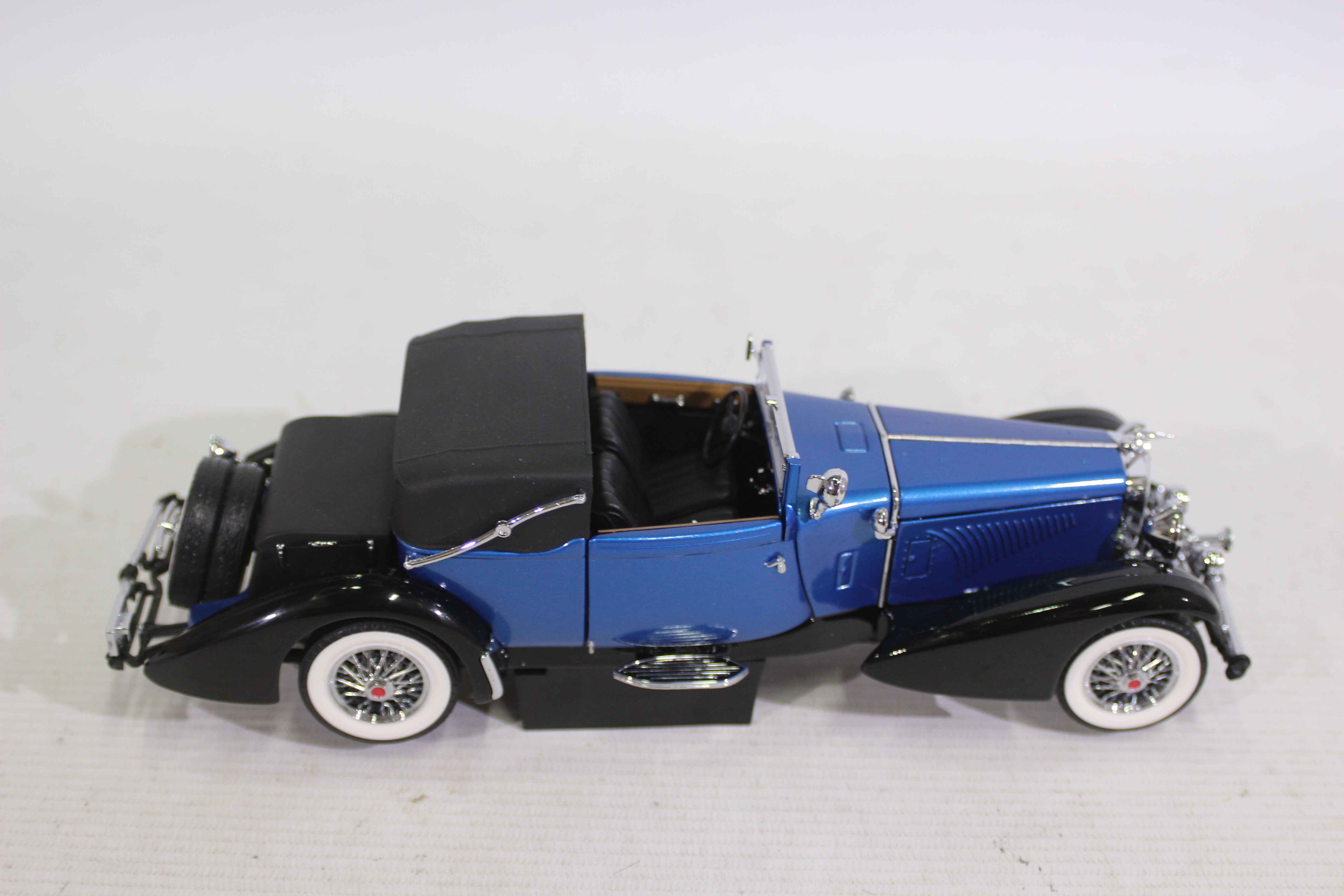 Franklin Mint - A 1933 Duesenberg J Victoria in 1:24 scale. - Image 2 of 6