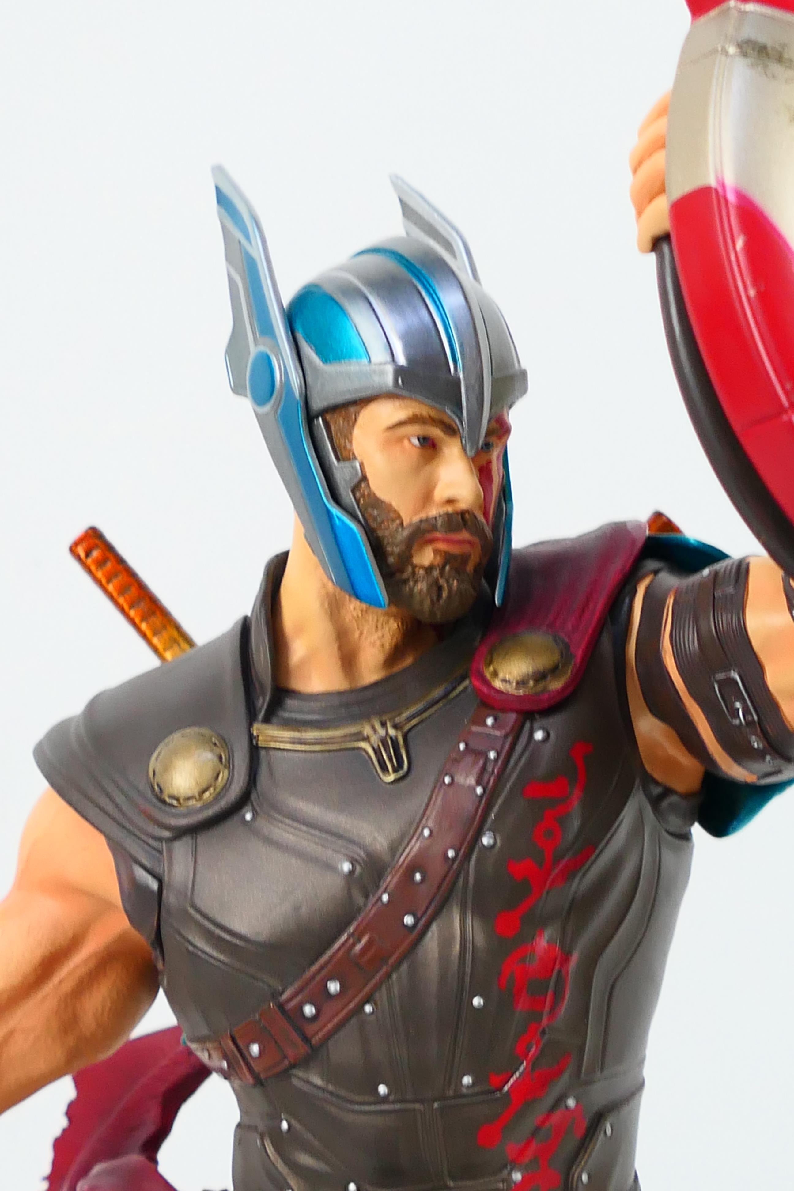 Diamond Select Toys - Marvel - A limited edition Marvel Thor Ragnarok Milestones Gladiator Thor 18 - Image 4 of 11