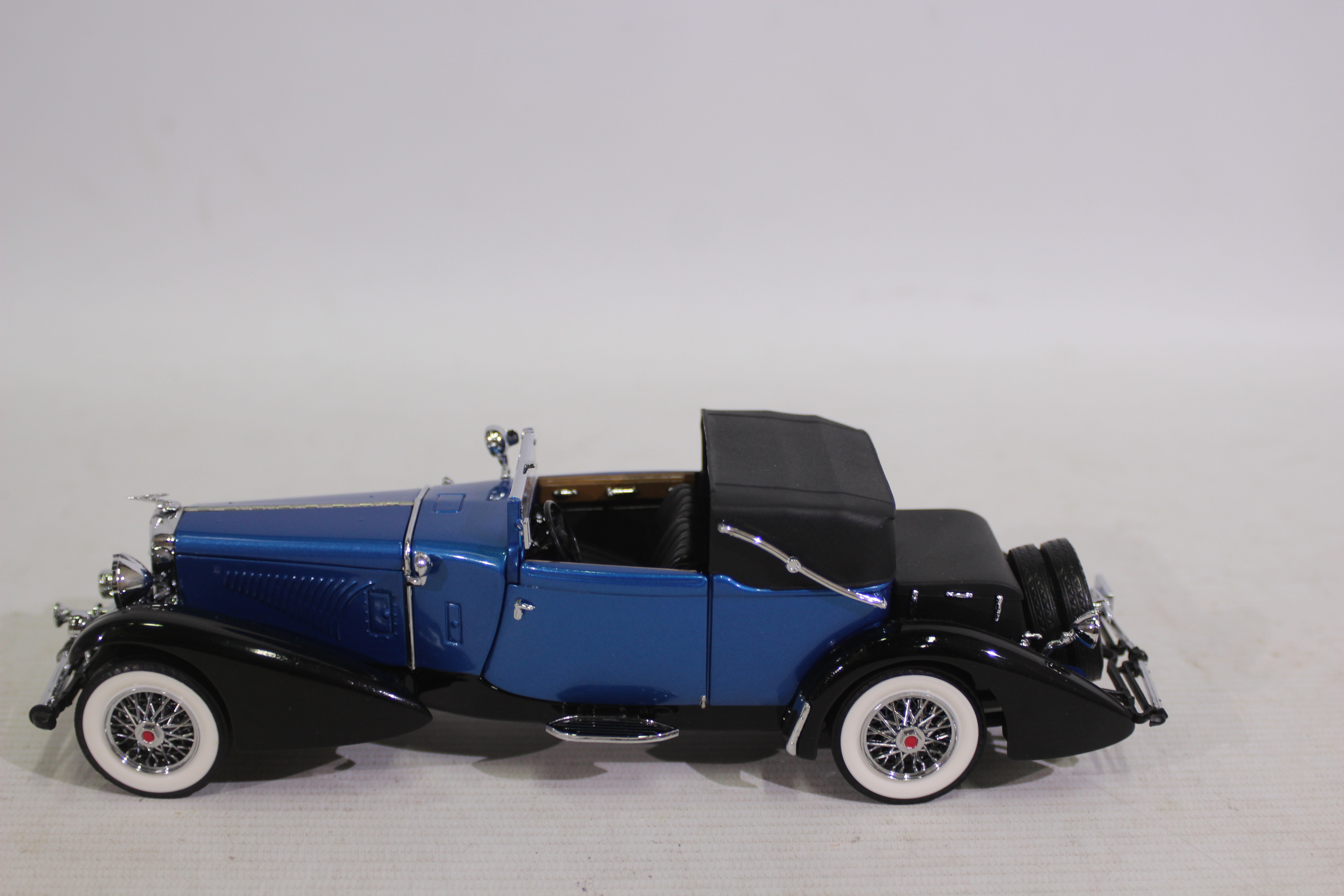 Franklin Mint - A 1933 Duesenberg J Victoria in 1:24 scale. - Image 4 of 6
