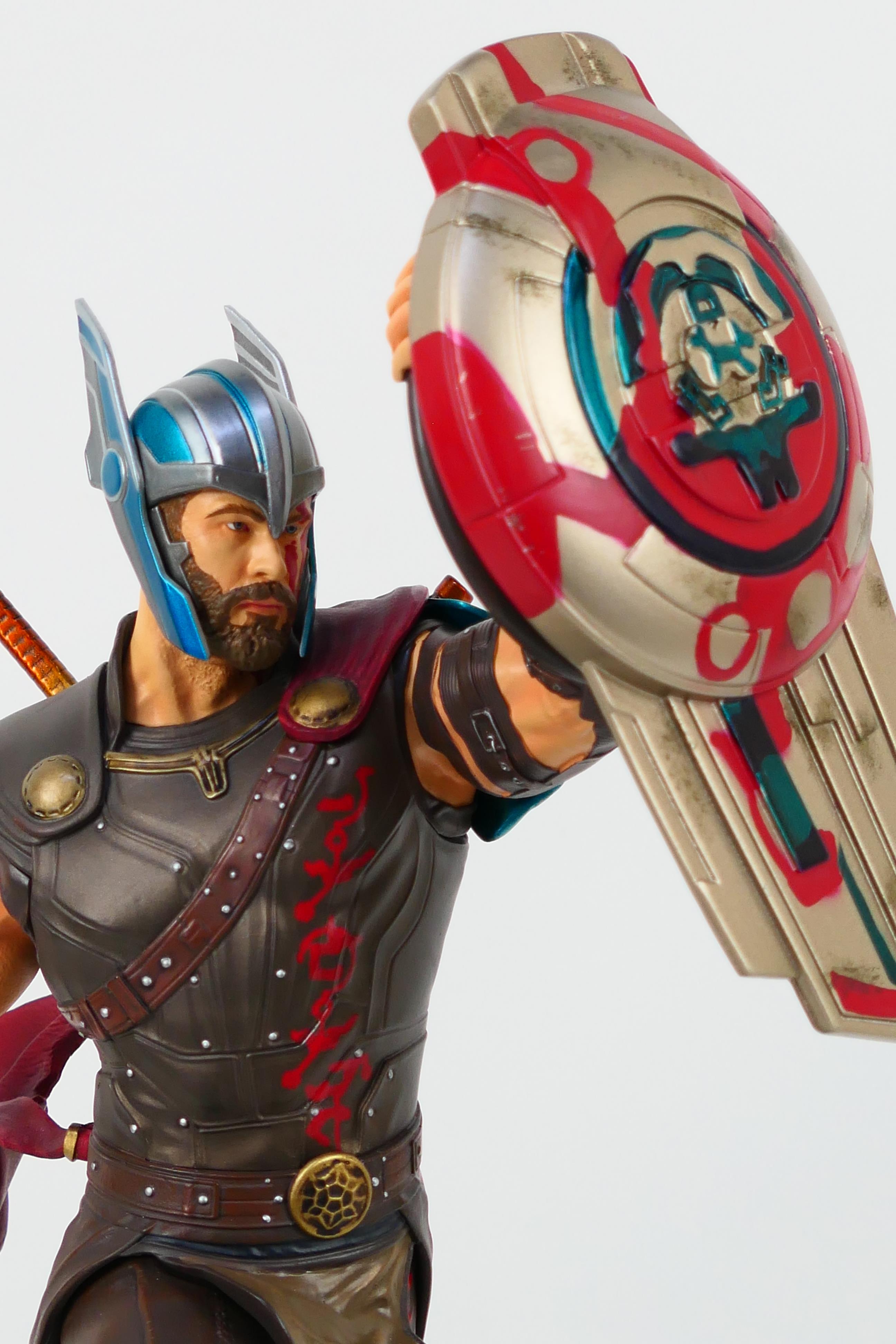 Diamond Select Toys - Marvel - A limited edition Marvel Thor Ragnarok Milestones Gladiator Thor 18 - Image 5 of 11