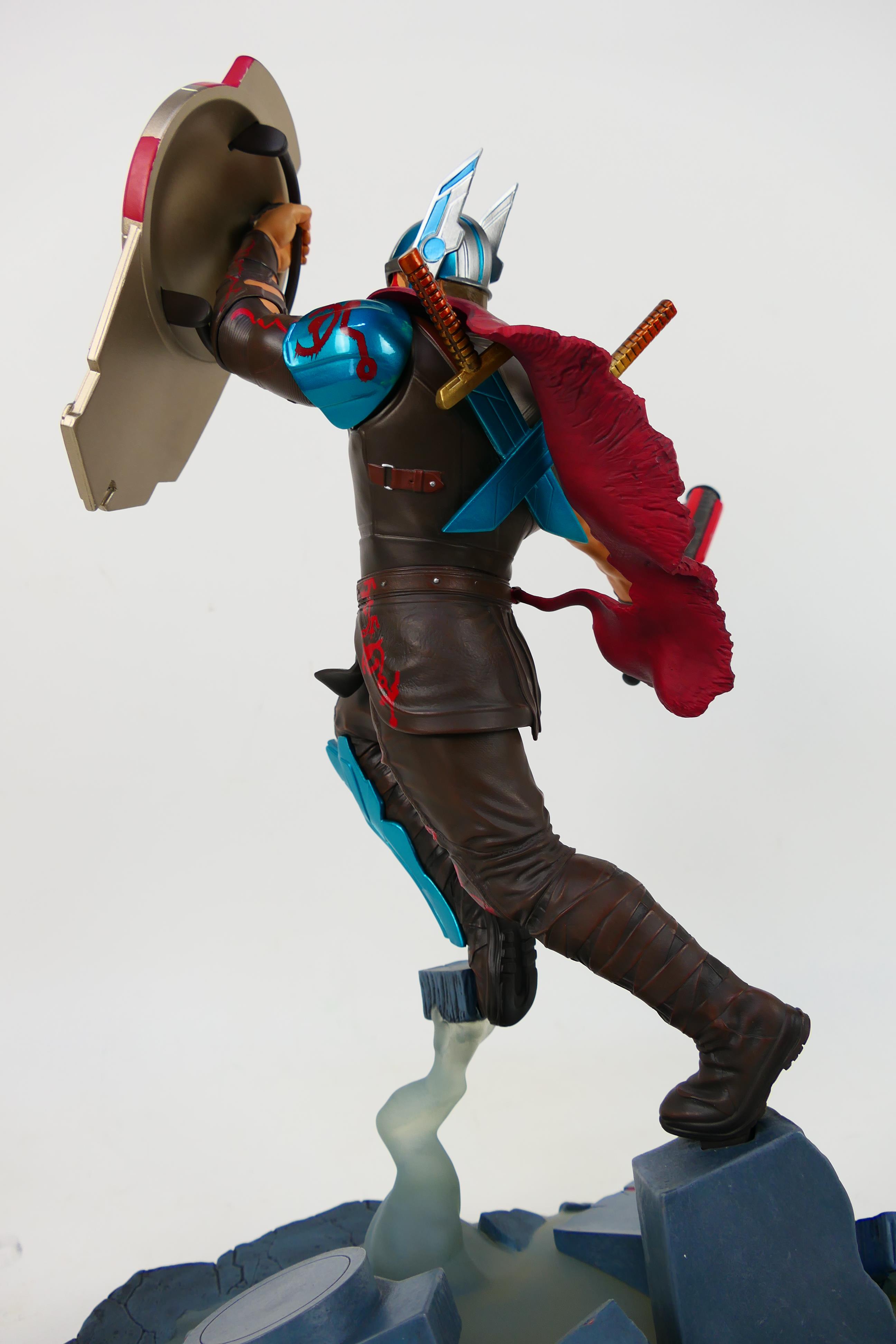 Diamond Select Toys - Marvel - A limited edition Marvel Thor Ragnarok Milestones Gladiator Thor 18 - Image 7 of 11