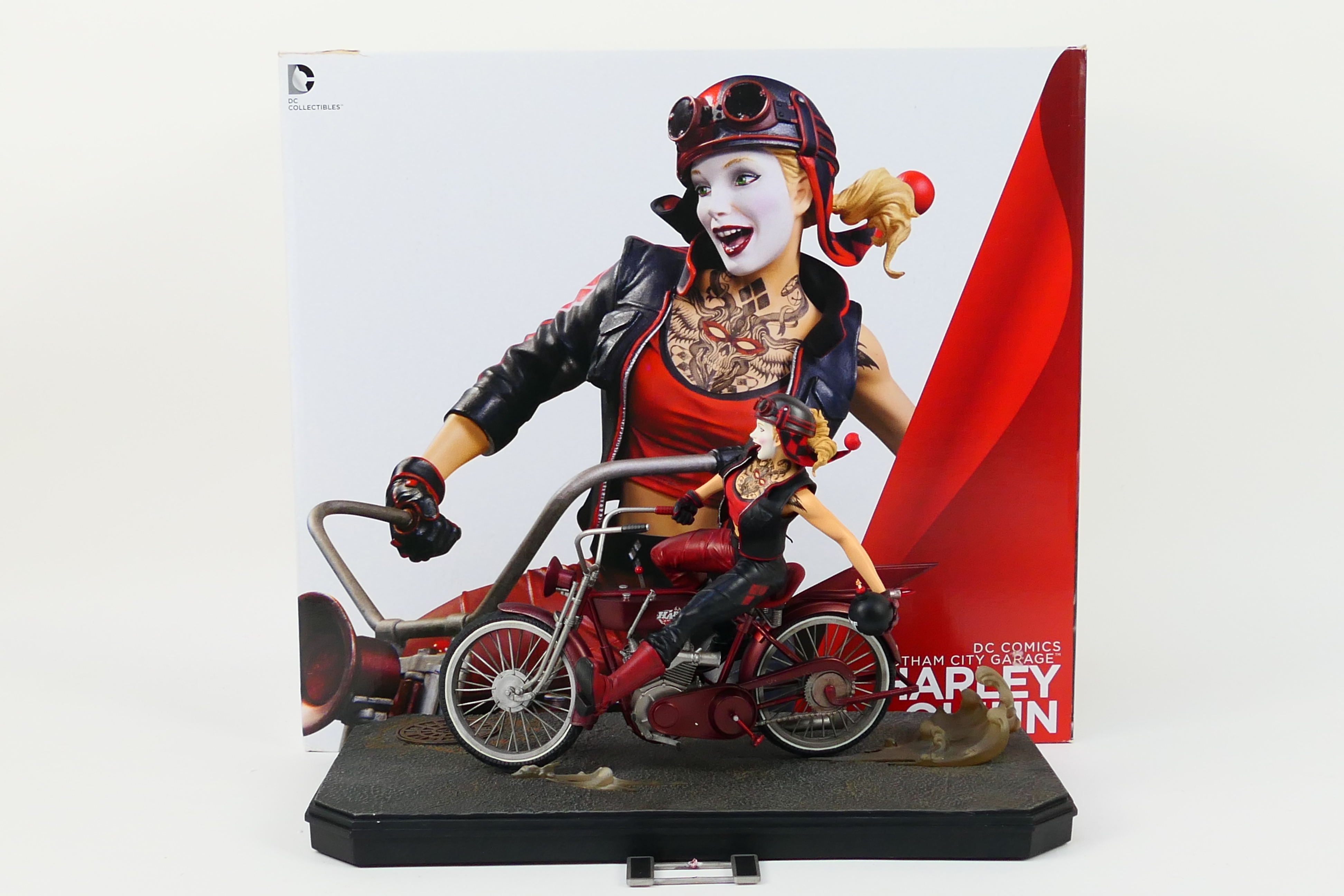 DC Collectibles - Harley Quinn - A limited edition Gotham City Garage Harley Quinn on motorcycle - Image 2 of 8