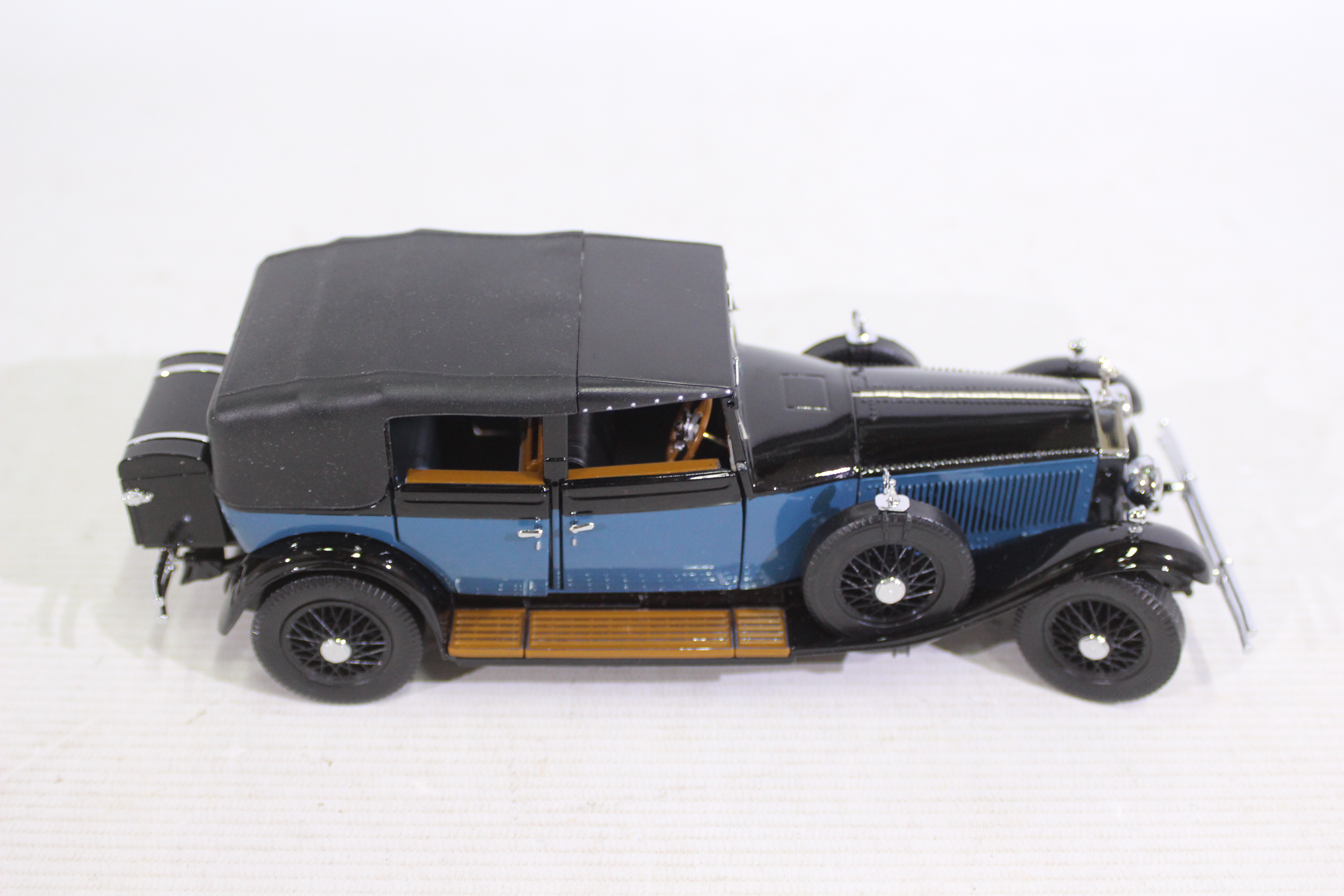 Franklin Mint - A boxed 1929 Rolls Royce Phantom I Cabriolet De Ville in 1:24 scale. - Image 2 of 6