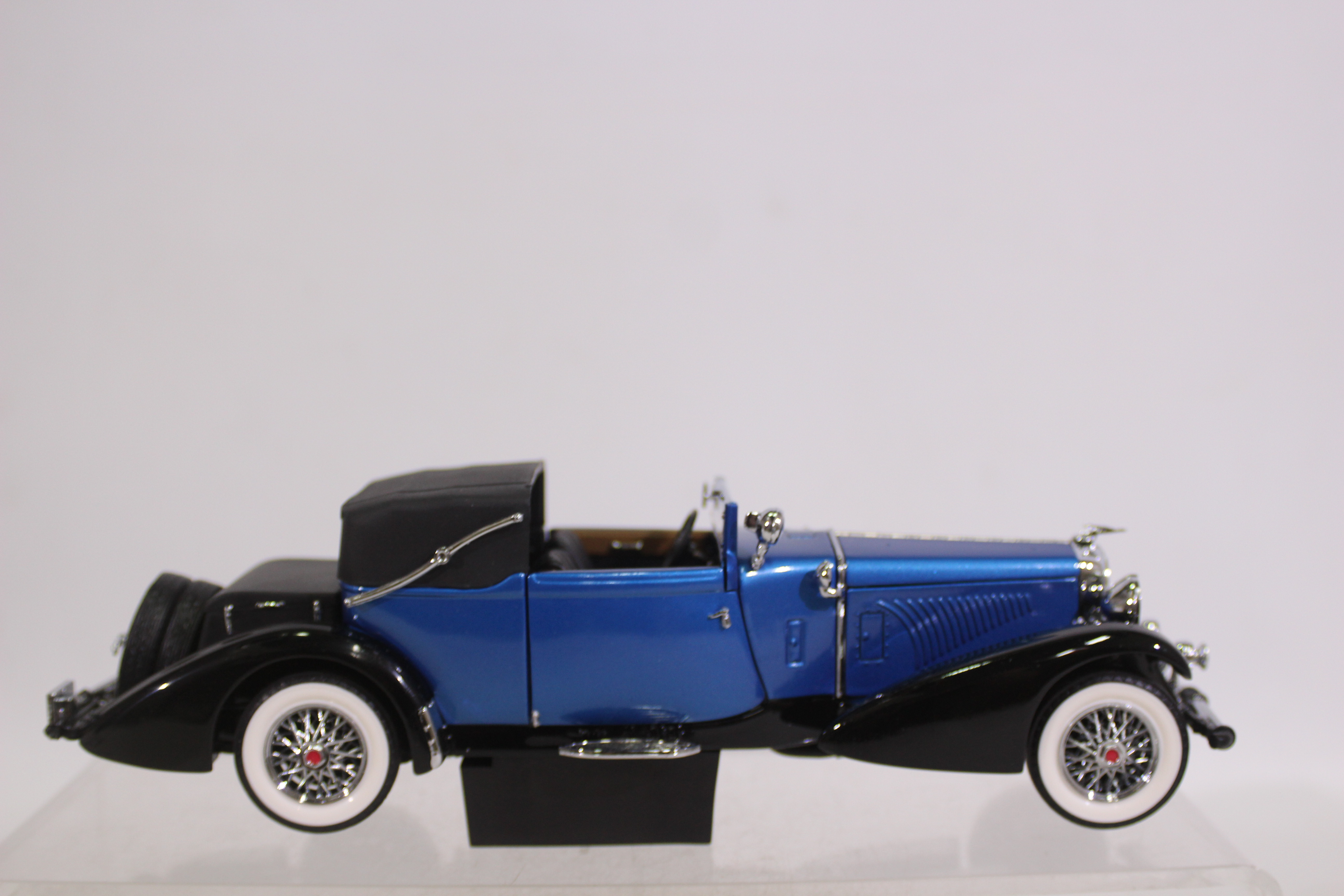 Franklin Mint - A 1933 Duesenberg J Victoria in 1:24 scale.