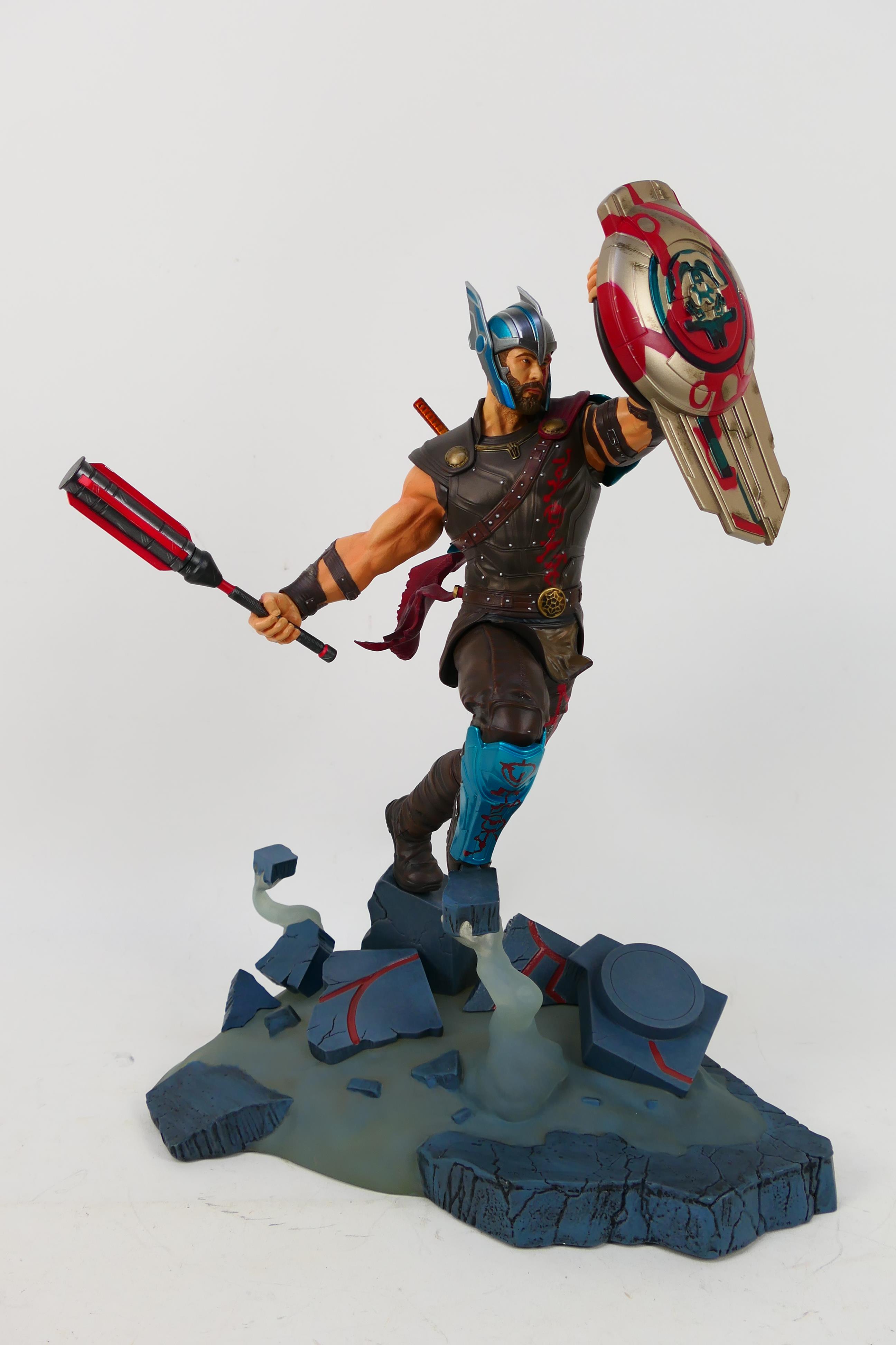 Diamond Select Toys - Marvel - A limited edition Marvel Thor Ragnarok Milestones Gladiator Thor 18 - Image 3 of 11