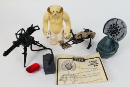 Star Wars - Kenner - Four vintage Star Wars action figure related items.