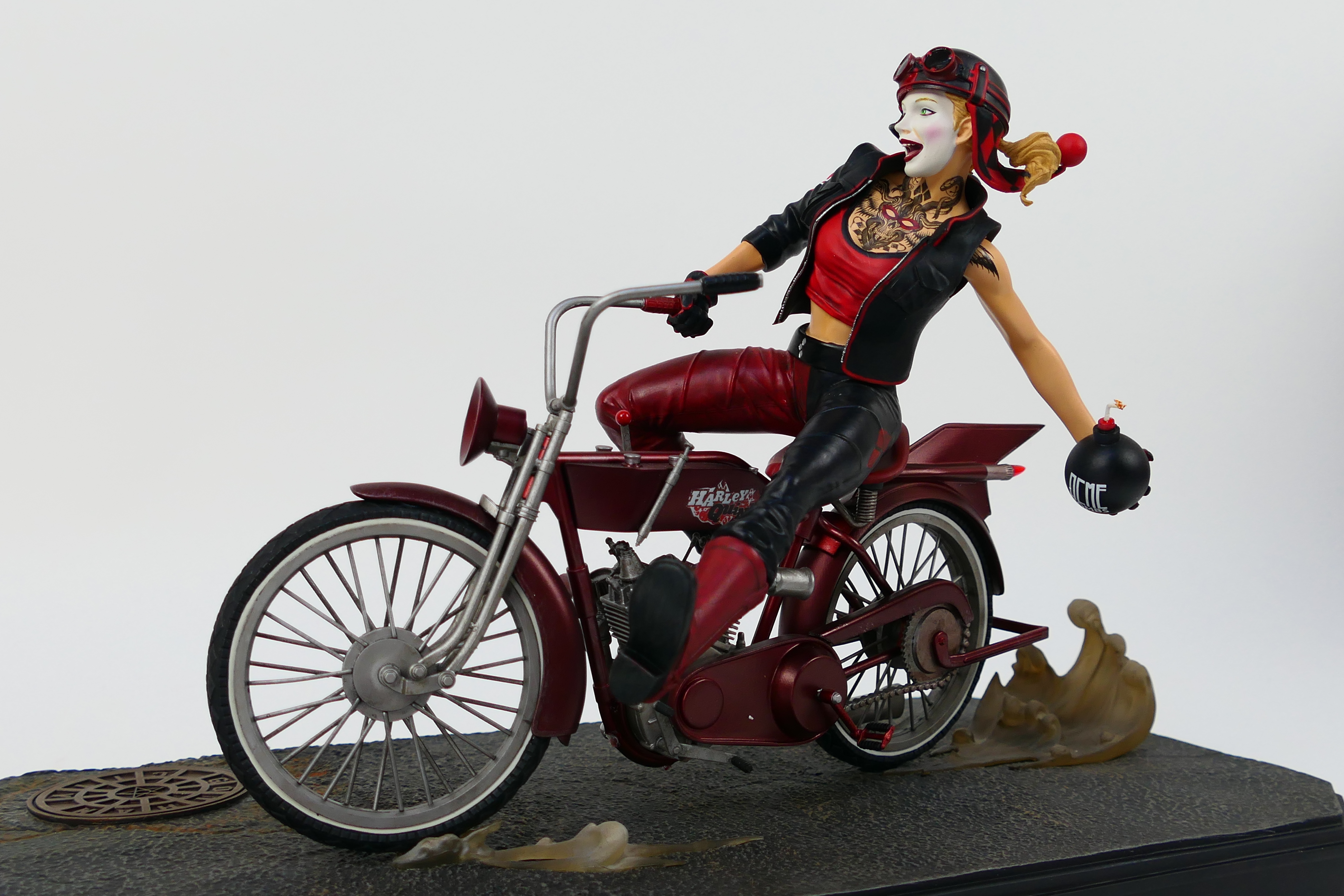 DC Collectibles - Harley Quinn - A limited edition Gotham City Garage Harley Quinn on motorcycle - Image 3 of 8
