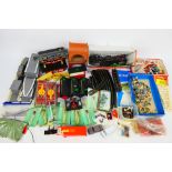 Triang - Hornby - Others - A large collection of unboxed OO gauge scenics and accessories.