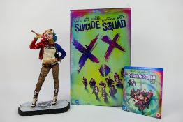 DC Comics - Suicide Squad - A boxed set with Harley Quinn figurine and Suicide Squad Blu-Ray 3D.