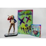 DC Comics - Suicide Squad - A boxed set with Harley Quinn figurine and Suicide Squad Blu-Ray 3D.