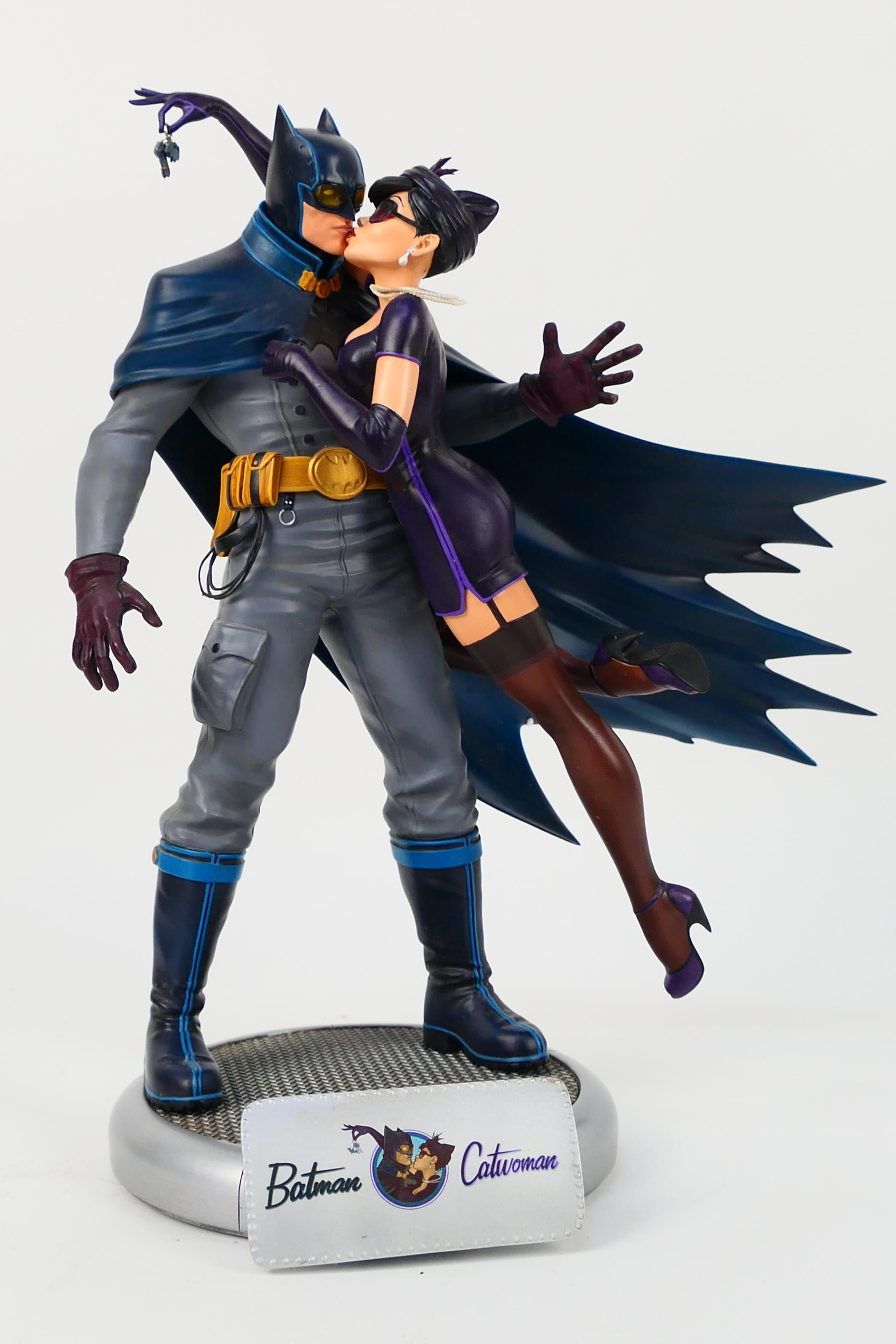 DC Collectibles - Batman - A limited edition DC Bombshells series Batman & Catwoman deluxe statue - Image 2 of 5