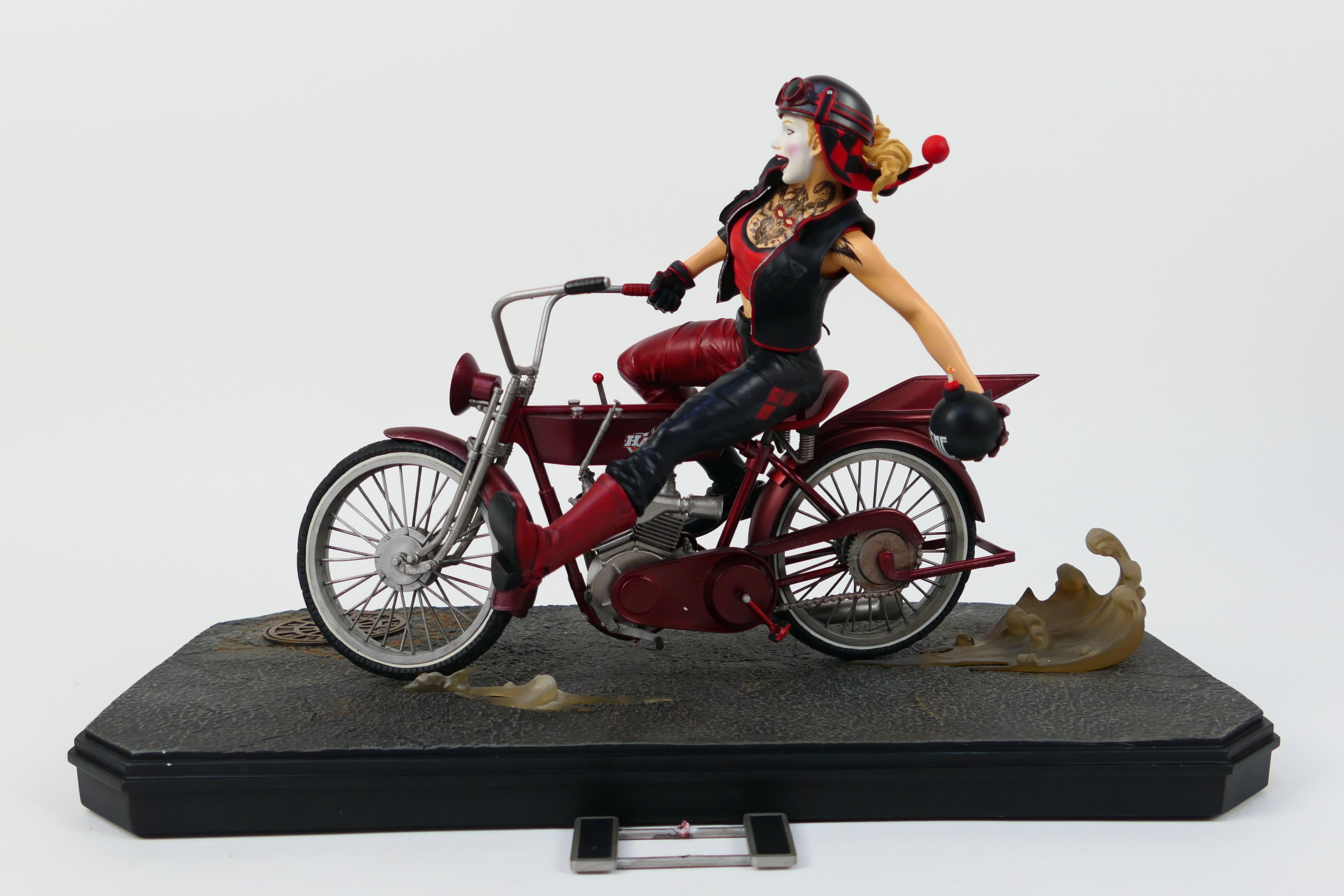 DC Collectibles - Harley Quinn - A limited edition Gotham City Garage Harley Quinn on motorcycle