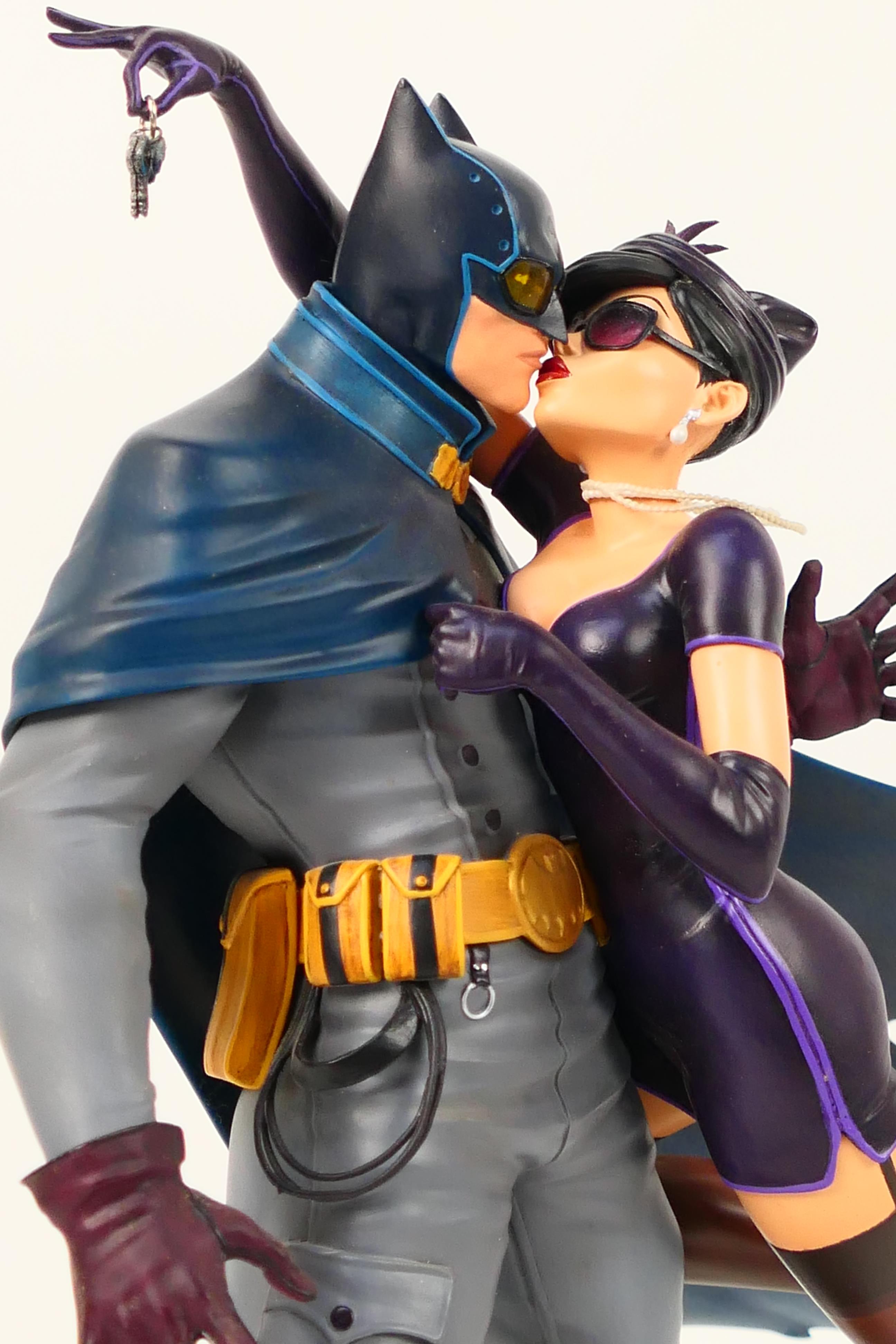 DC Collectibles - Batman - A limited edition DC Bombshells series Batman & Catwoman deluxe statue - Image 4 of 5