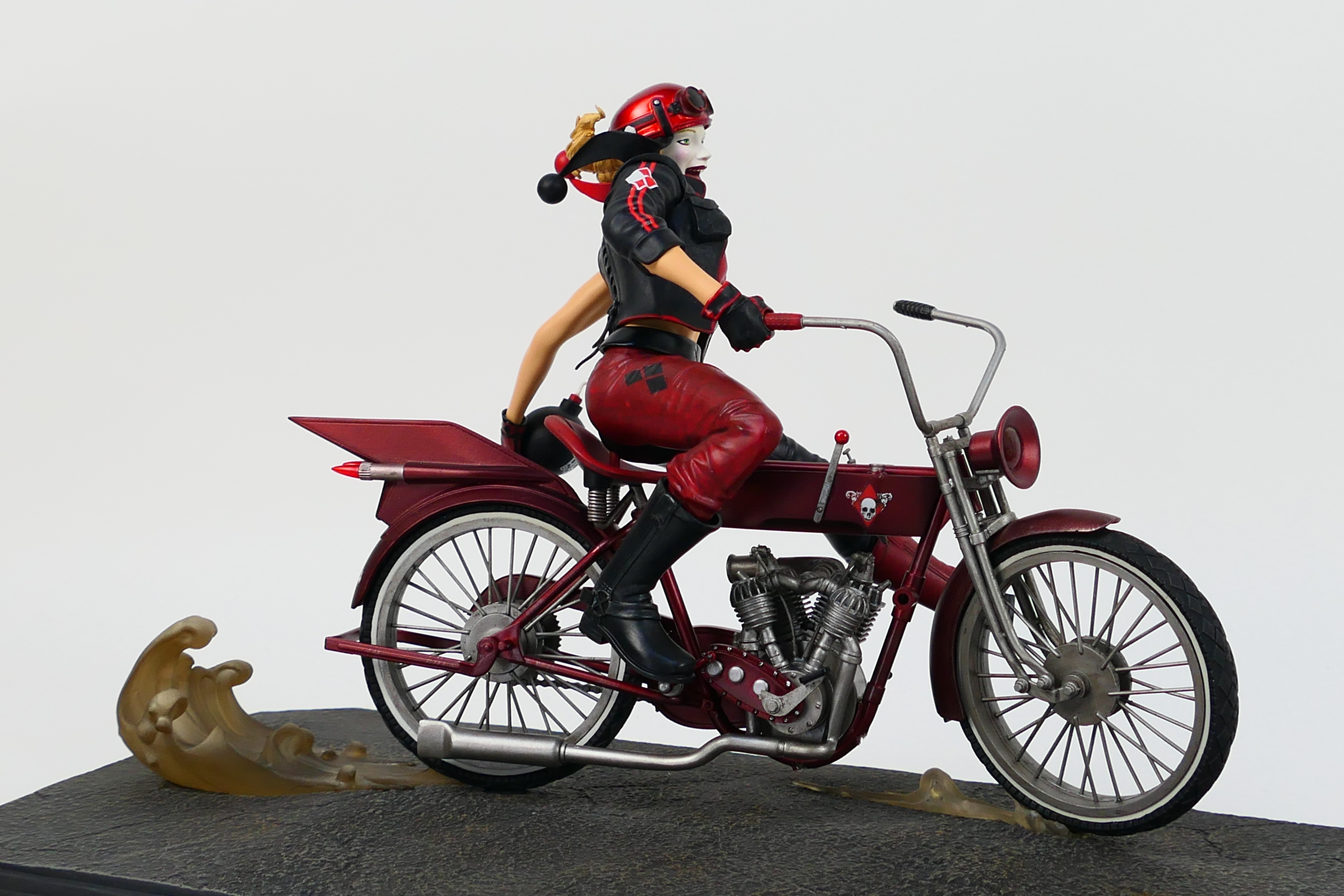 DC Collectibles - Harley Quinn - A limited edition Gotham City Garage Harley Quinn on motorcycle - Image 5 of 8