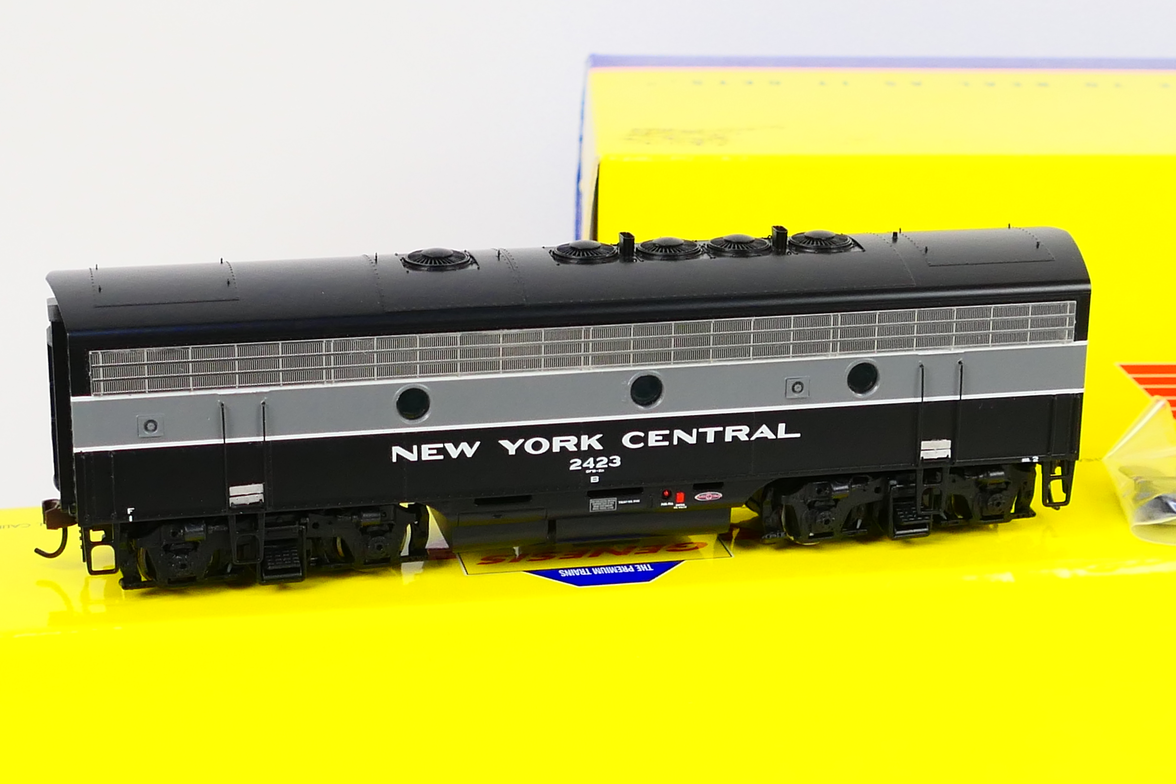 Athearn / Genesis - A boxed HO gauge Athearn G1517AB F7A-B EMD diesel electric locomotive set Op.No. - Image 3 of 4