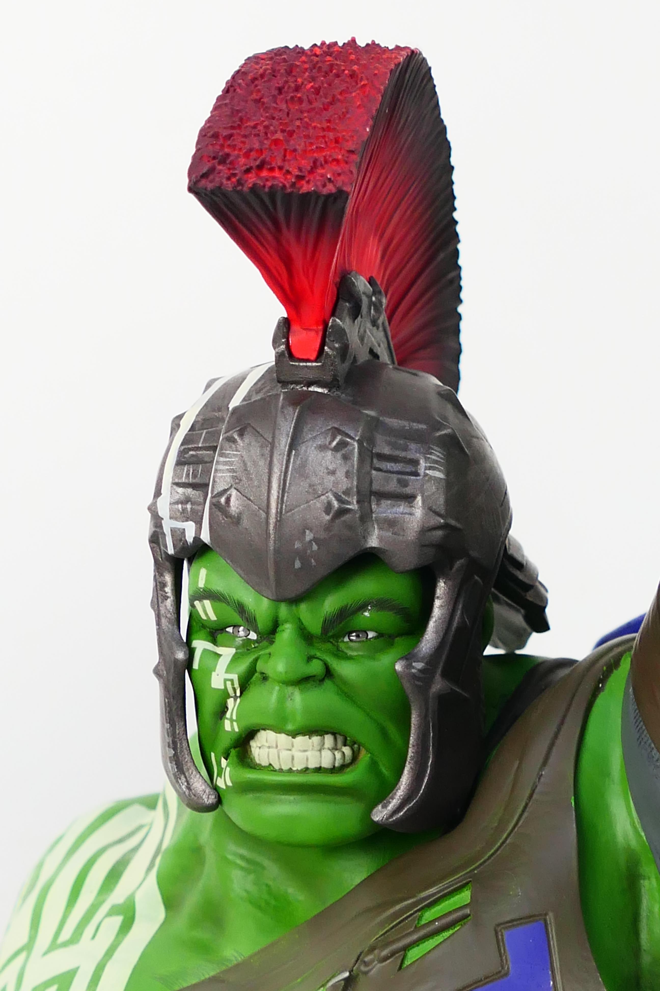 Diamond Select Toys - Marvel - A limited edition Marvel Thor Ragnarok Milestones Gladiator Hulk 23 - Image 5 of 10