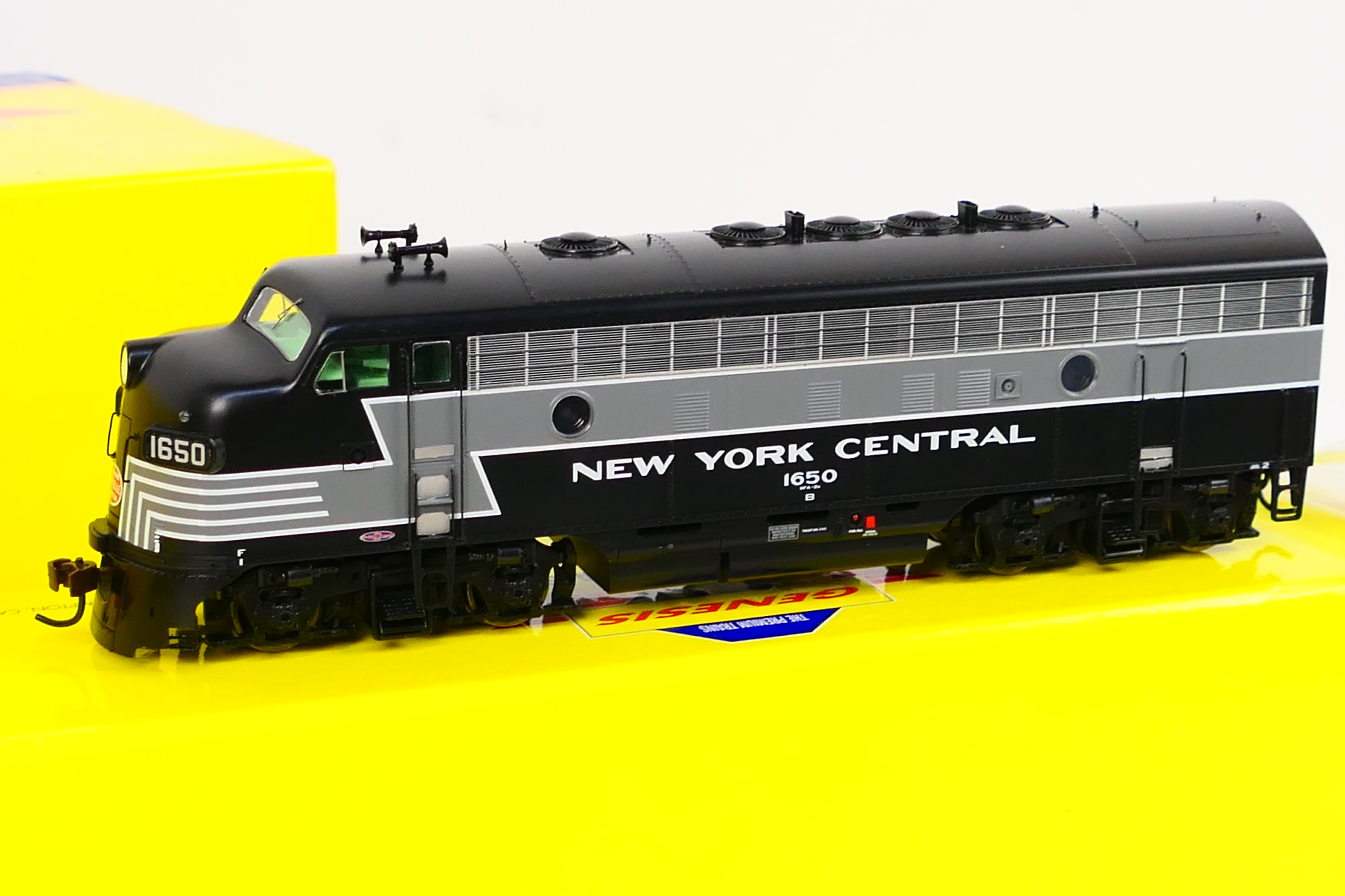 Athearn / Genesis - A boxed HO gauge Athearn G1517AB F7A-B EMD diesel electric locomotive set Op.No. - Image 2 of 4