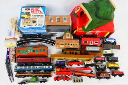 Hornby - H&M - Bachmann - Others - A mixed lot of mainly unboxed OO gauge model railway scenics,