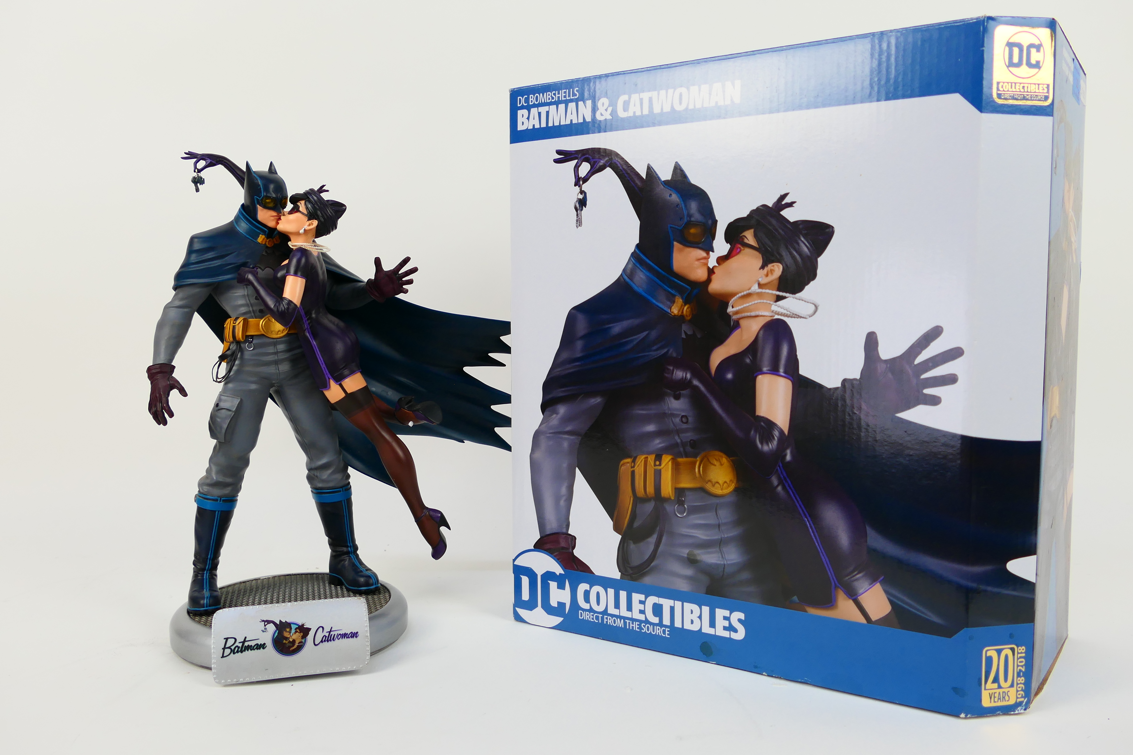 DC Collectibles - Batman - A limited edition DC Bombshells series Batman & Catwoman deluxe statue