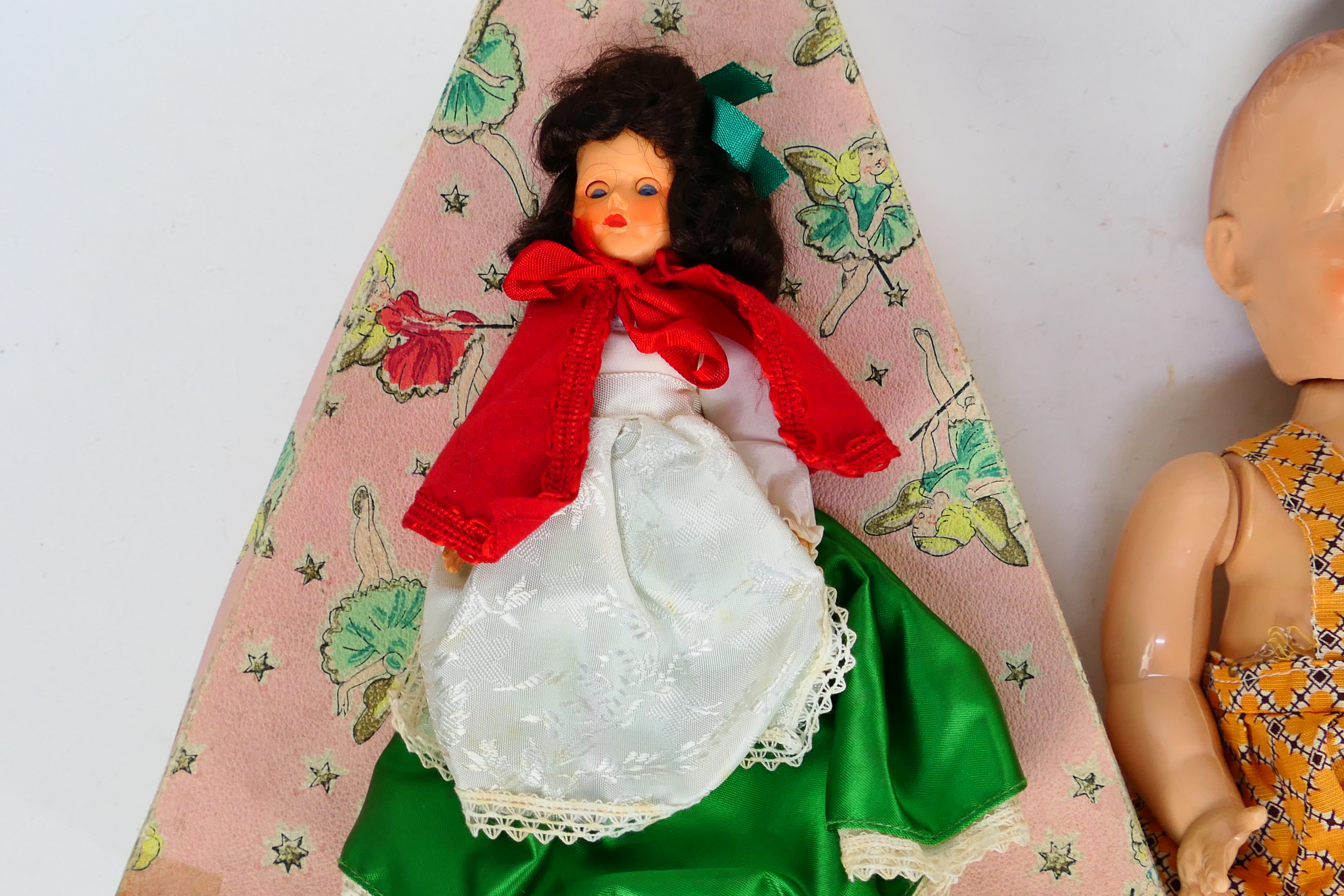 A large quantity of collectable dolls in various sizes and materials, - Image 24 of 28