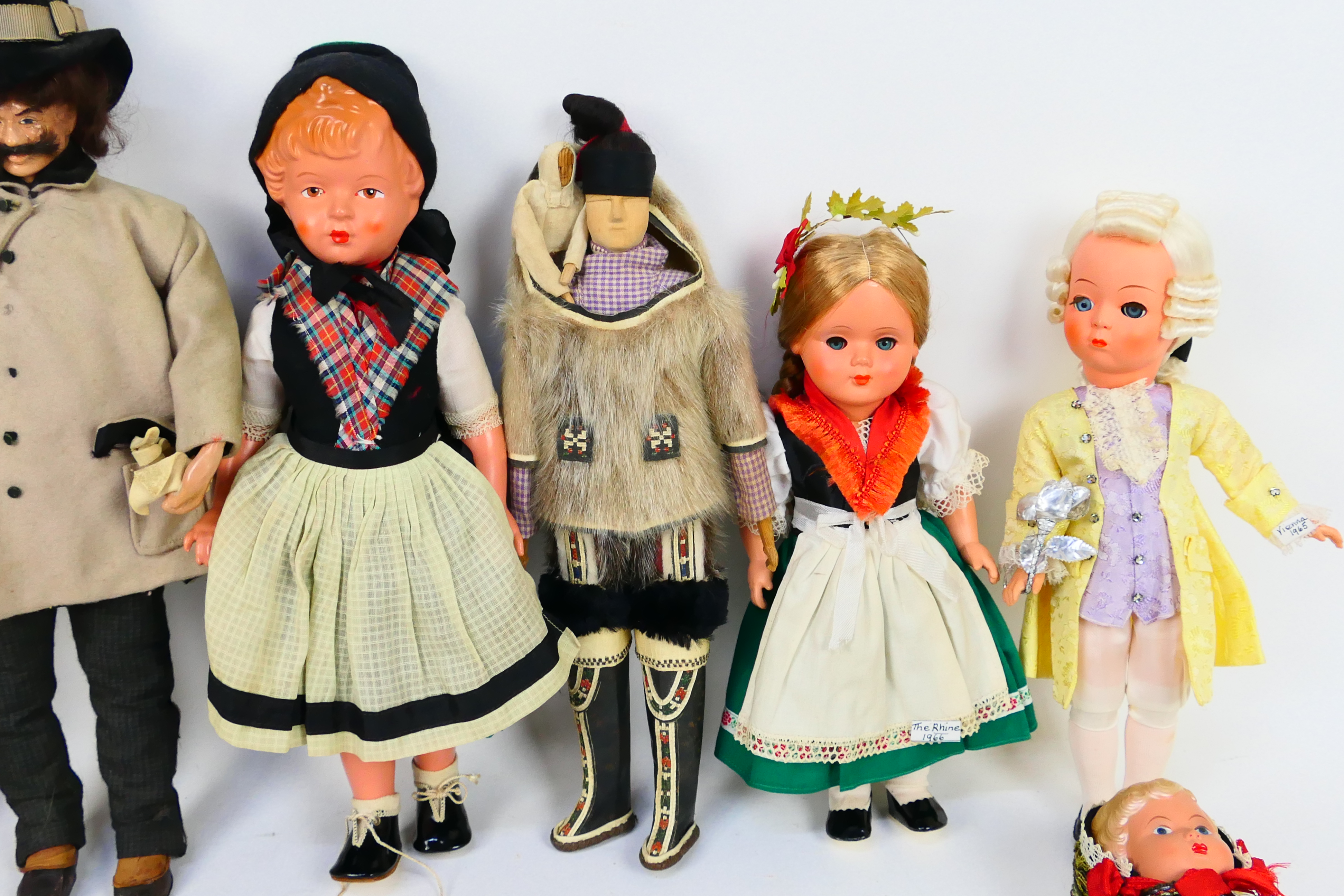 A large quantity of collectable dolls in various sizes and materials, - Image 7 of 28