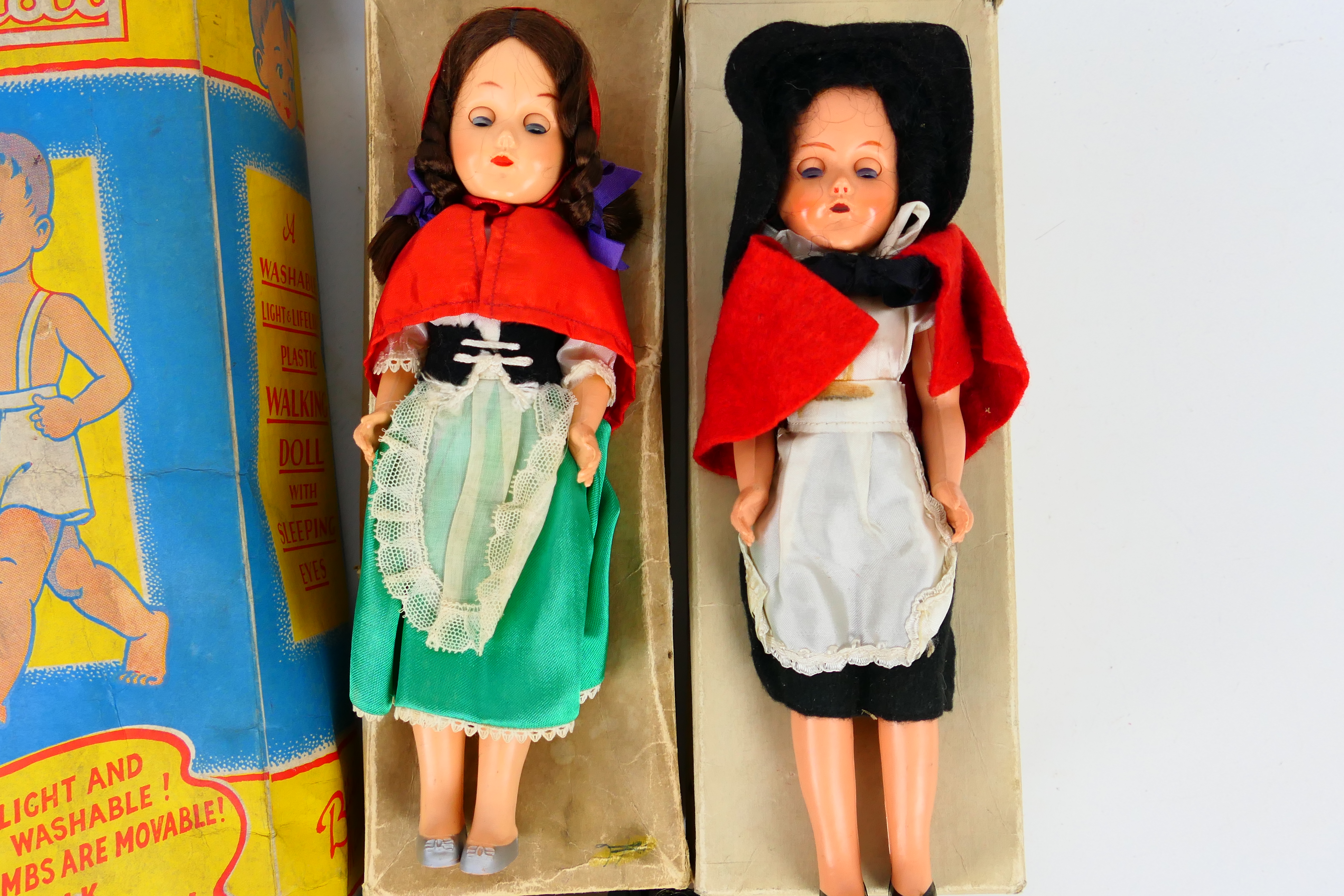 A large quantity of collectable dolls in various sizes and materials, - Image 27 of 28