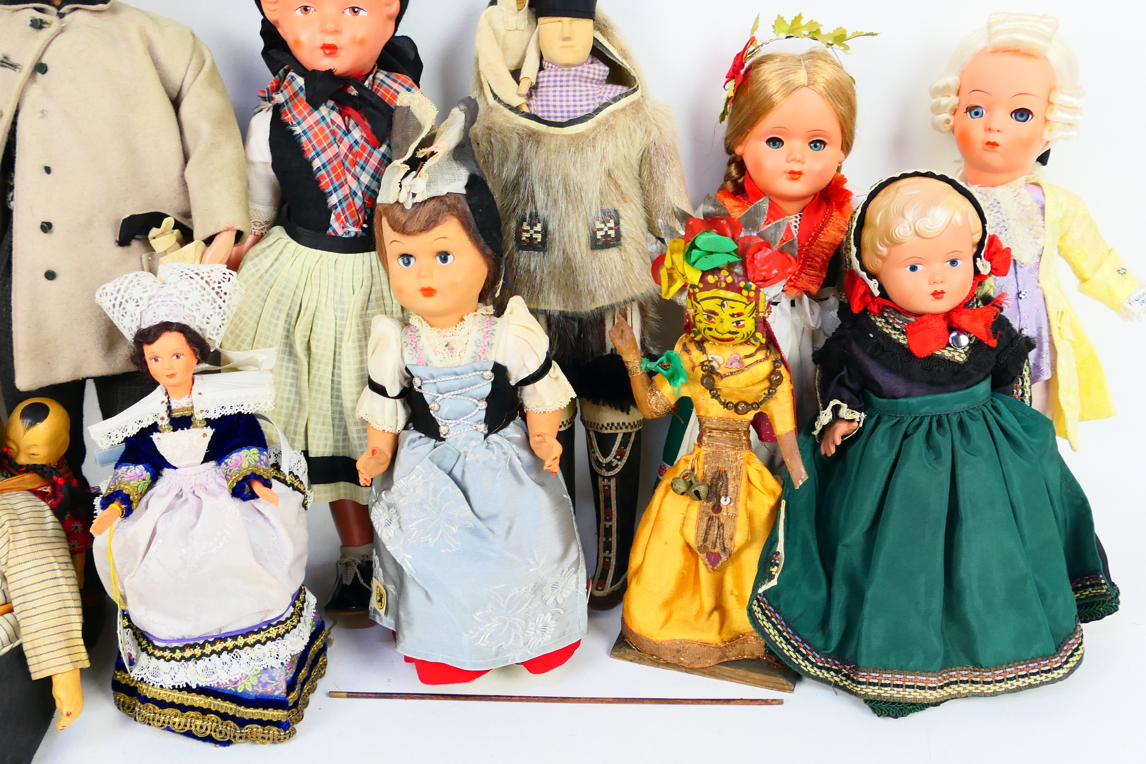 A large quantity of collectable dolls in various sizes and materials, - Image 4 of 28