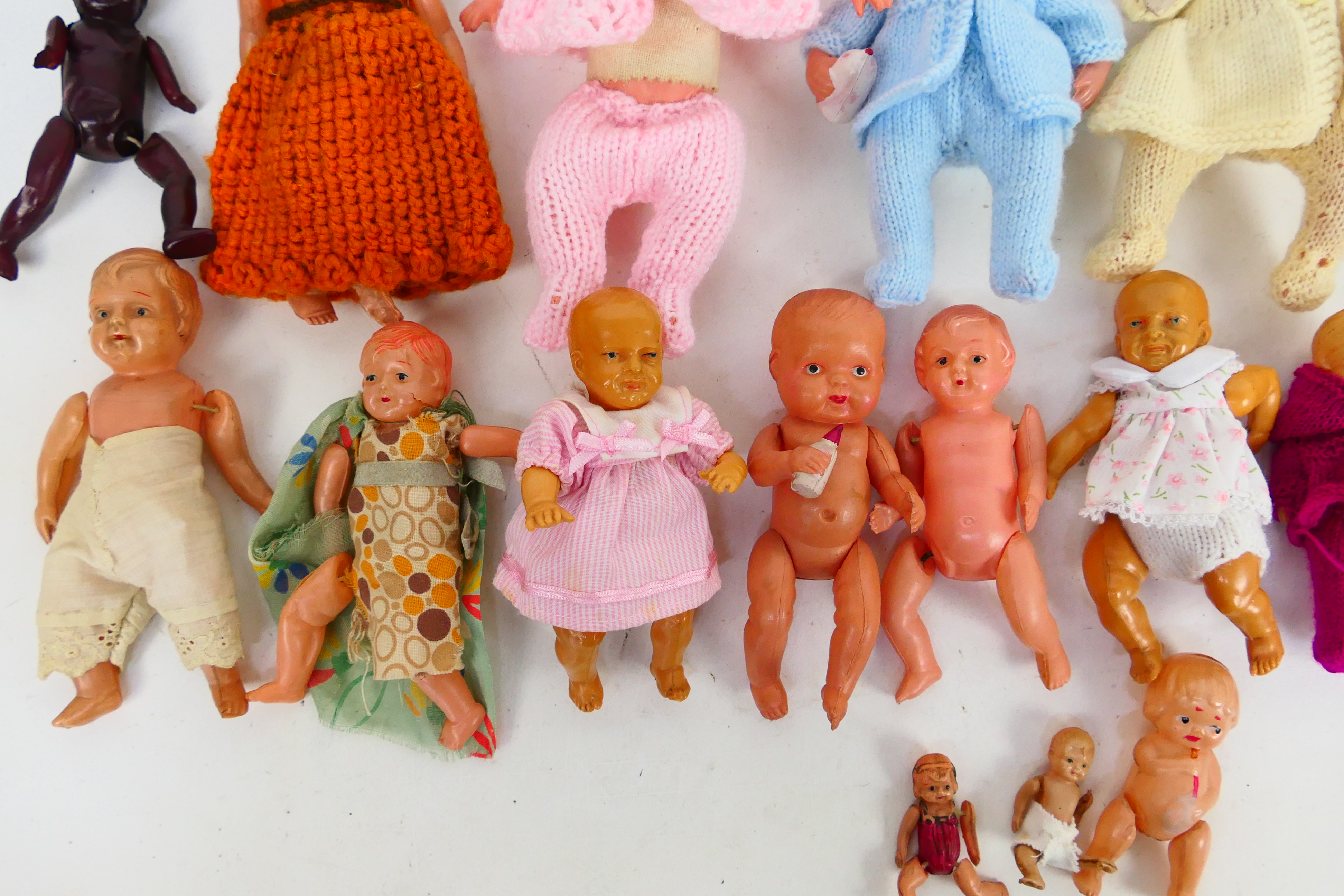 A large quantity of collectable dolls in various sizes and materials, - Image 10 of 28