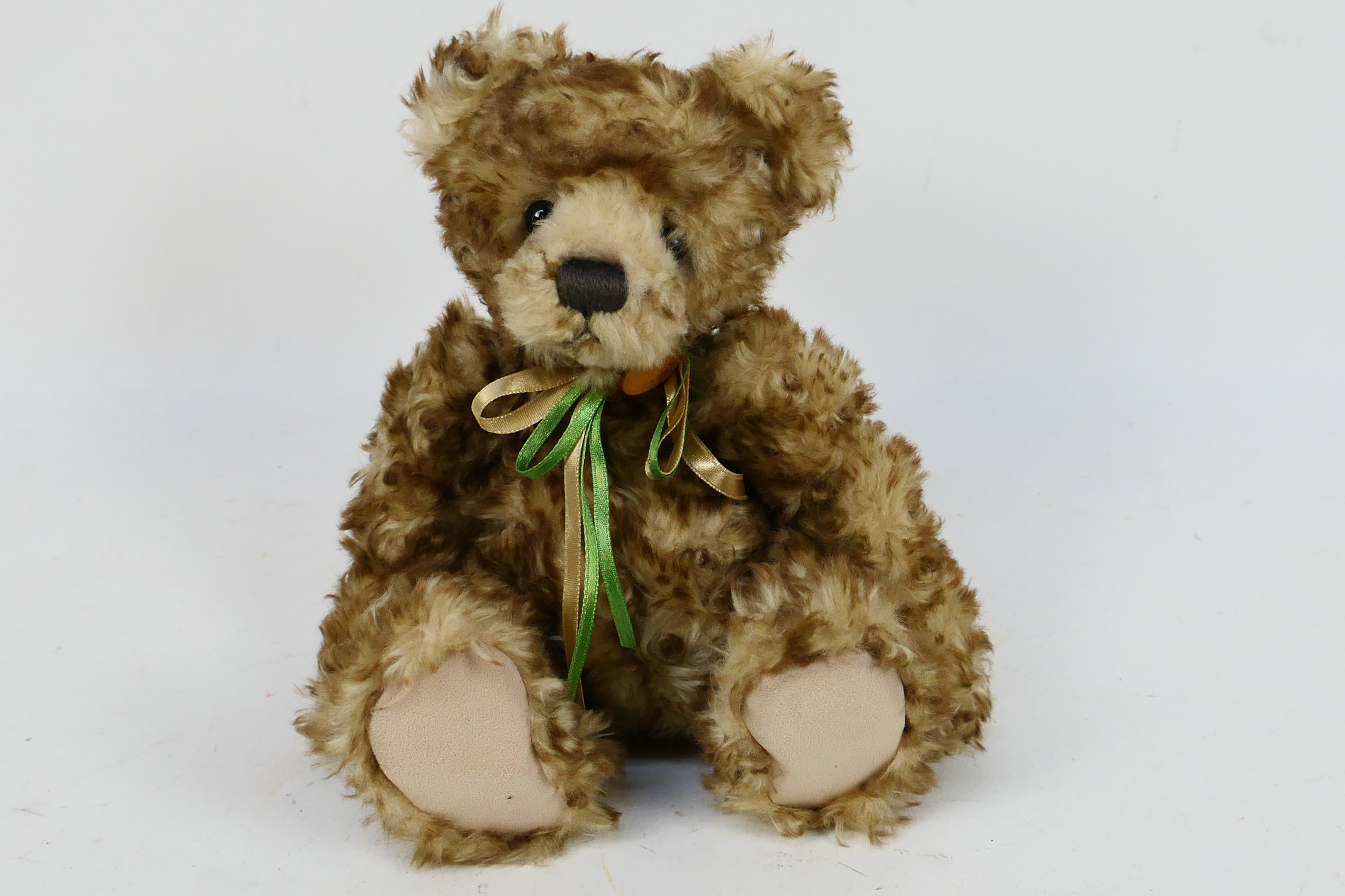 Charlie Bears - An unmarked Charlie Bears soft toy teddy bear with jointed limbs, - Image 2 of 5