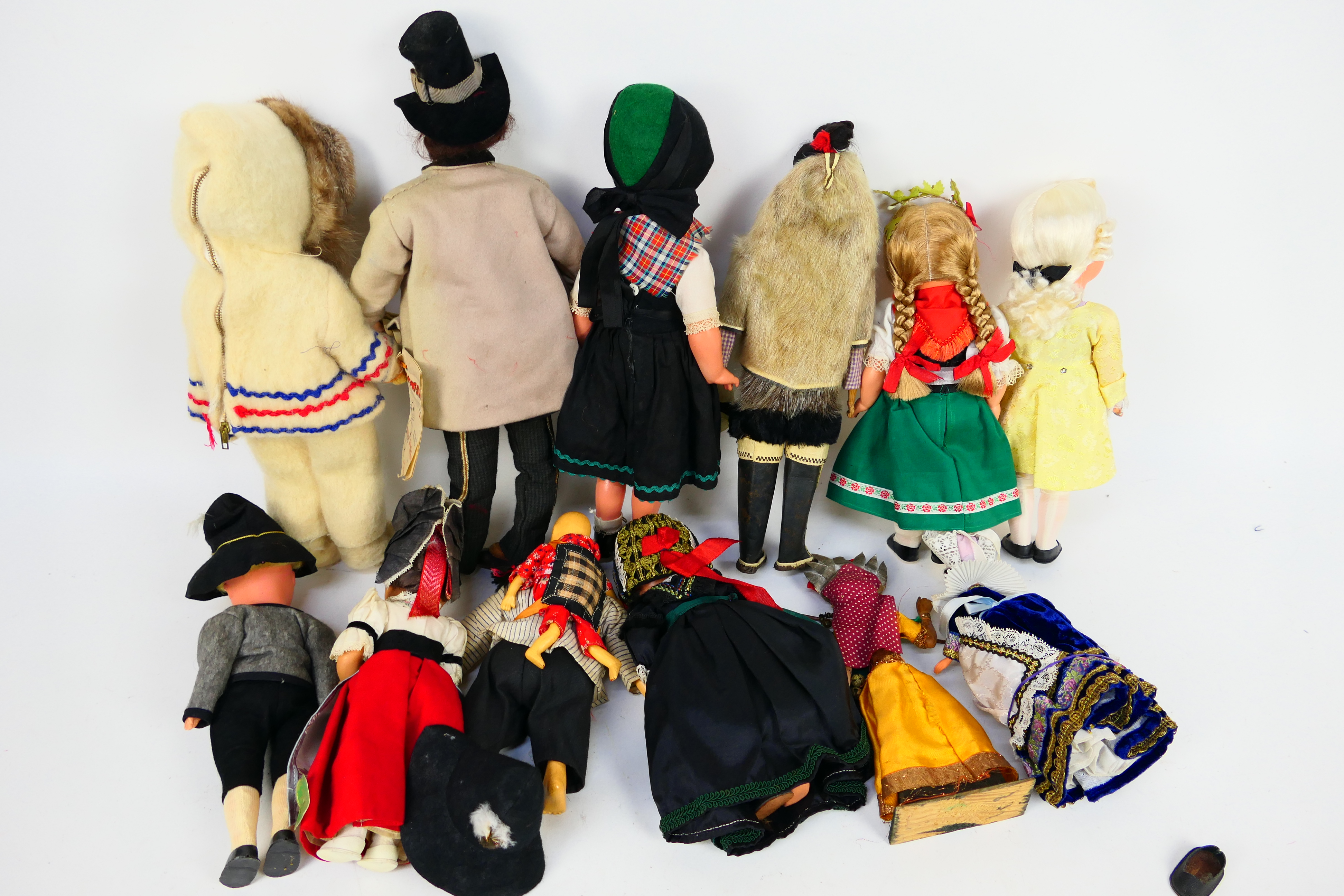 A large quantity of collectable dolls in various sizes and materials, - Image 8 of 28