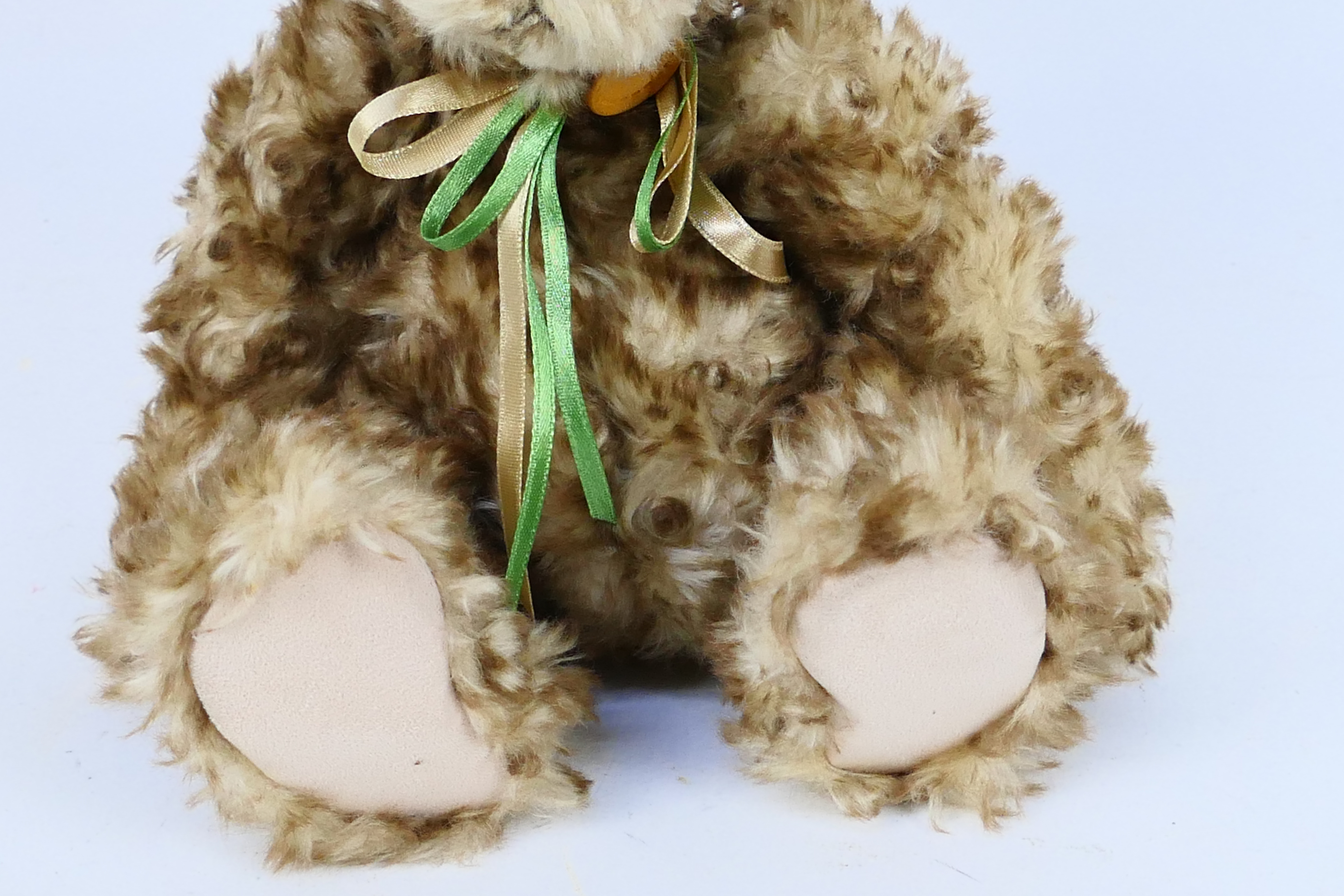 Charlie Bears - An unmarked Charlie Bears soft toy teddy bear with jointed limbs, - Image 4 of 5