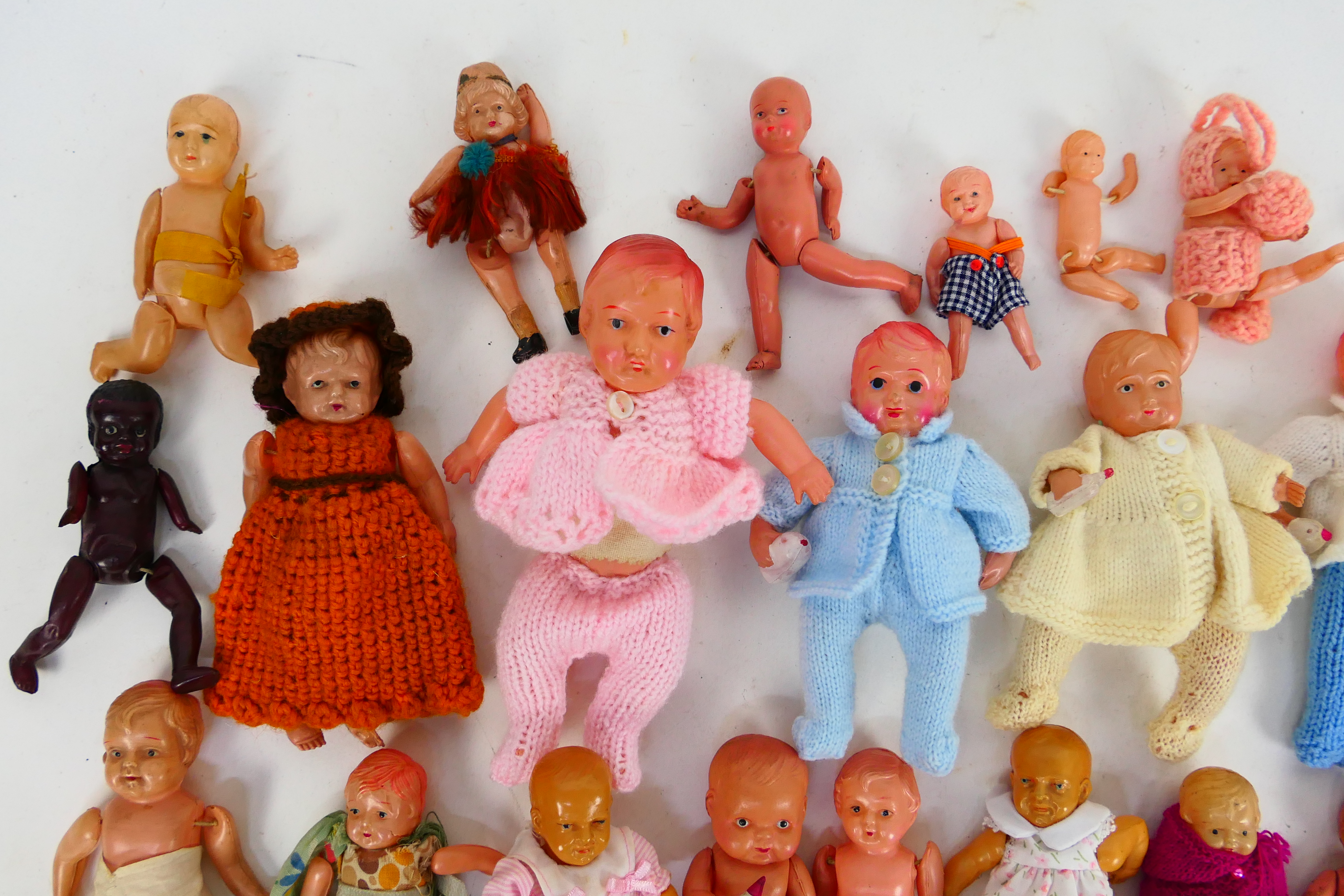 A large quantity of collectable dolls in various sizes and materials, - Image 13 of 28