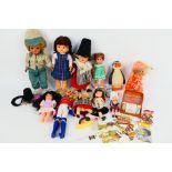 Walker & Steer - Sarold - Others - An unboxed group of plastic and vinyl dolls / toys from various